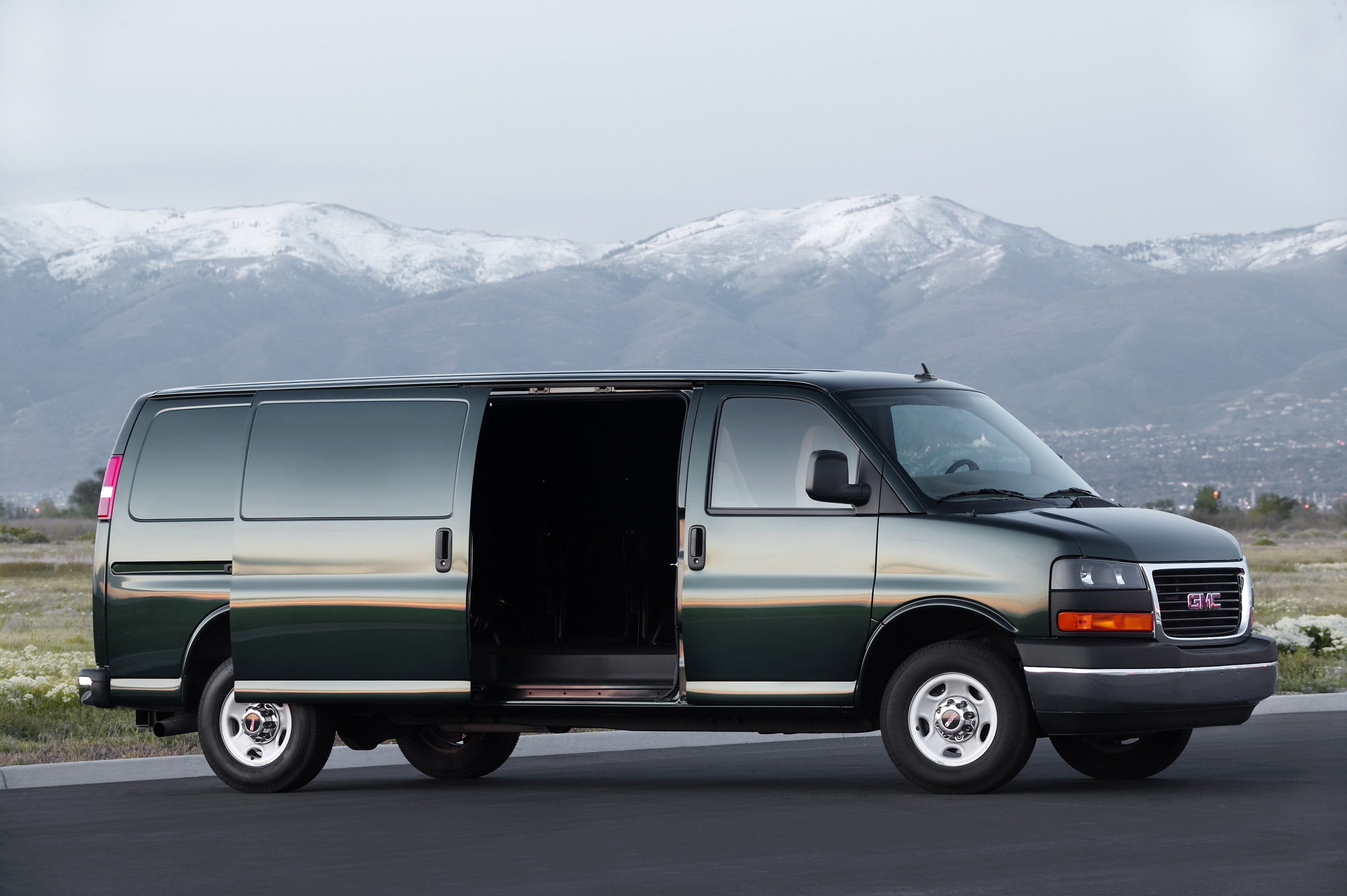 Удлиненные фургоны. GMC Savana 2021. GMC Savana Chevrolet Express. GMC Savana 2022. GMC Savana 2500.