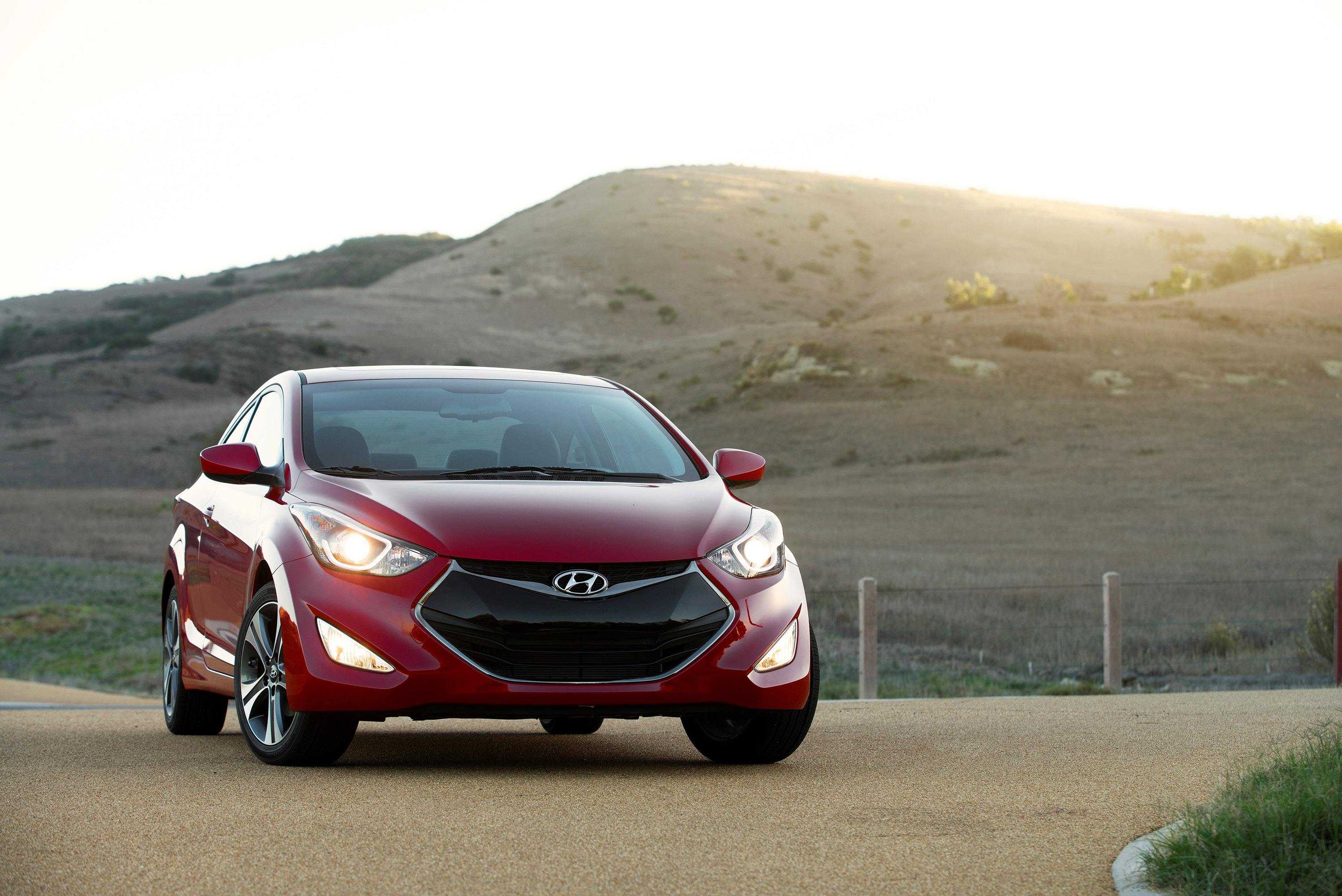 Hyundai Elantra Coupe photo #2