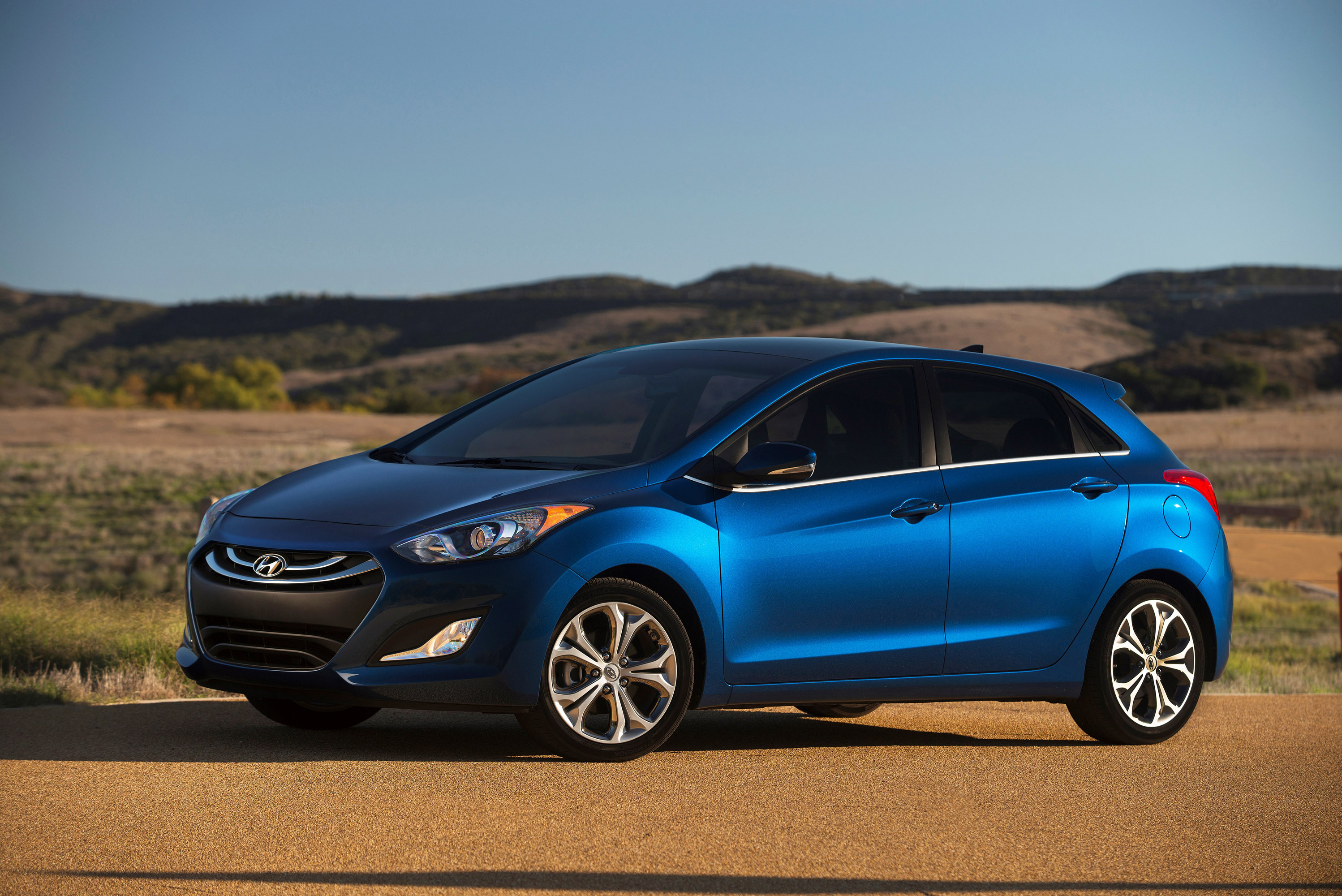 Hyundai Elantra GT photo #2