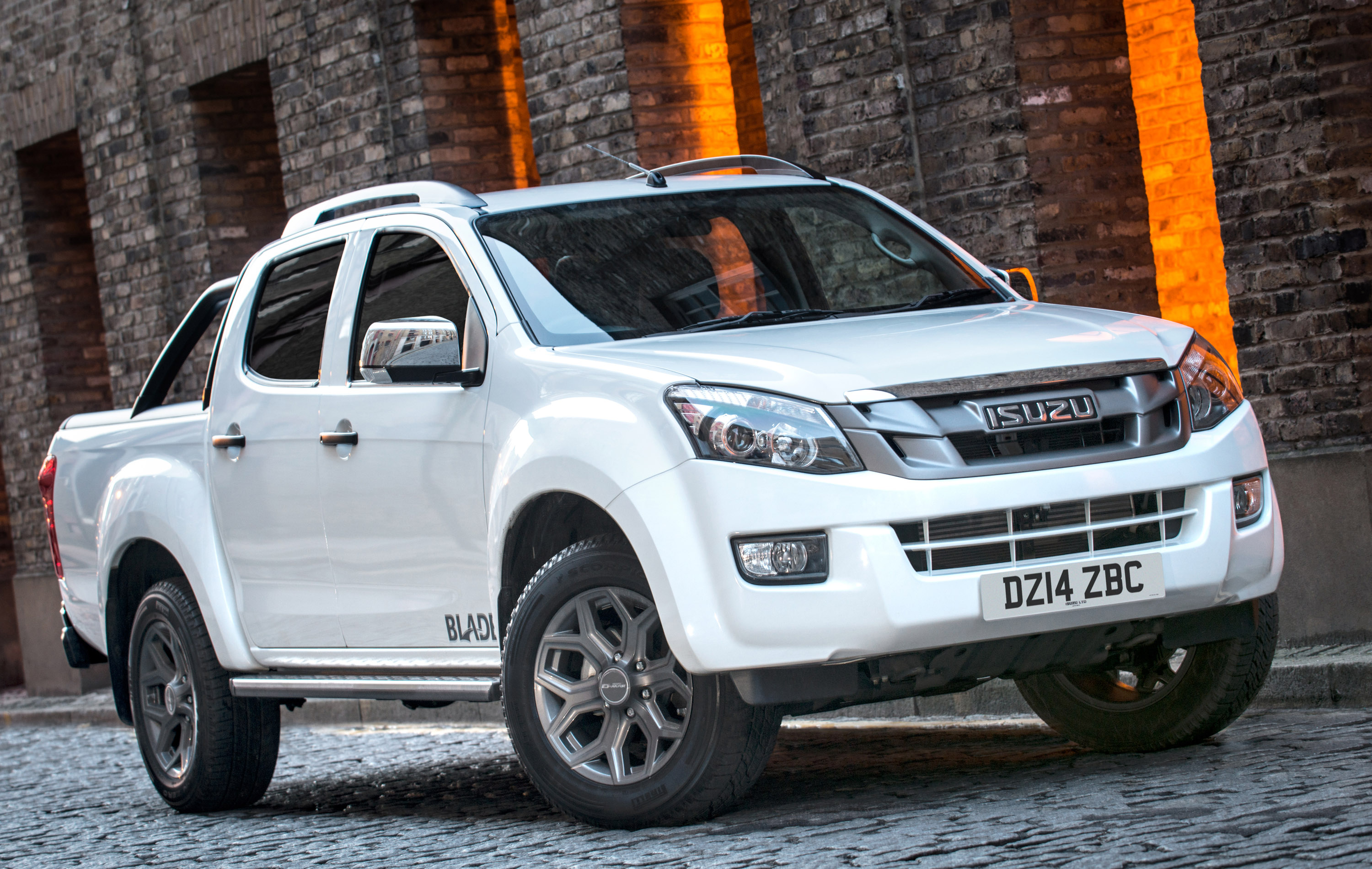 2014 Isuzu D-Max Blade - HD Pictures @ carsinvasion.com