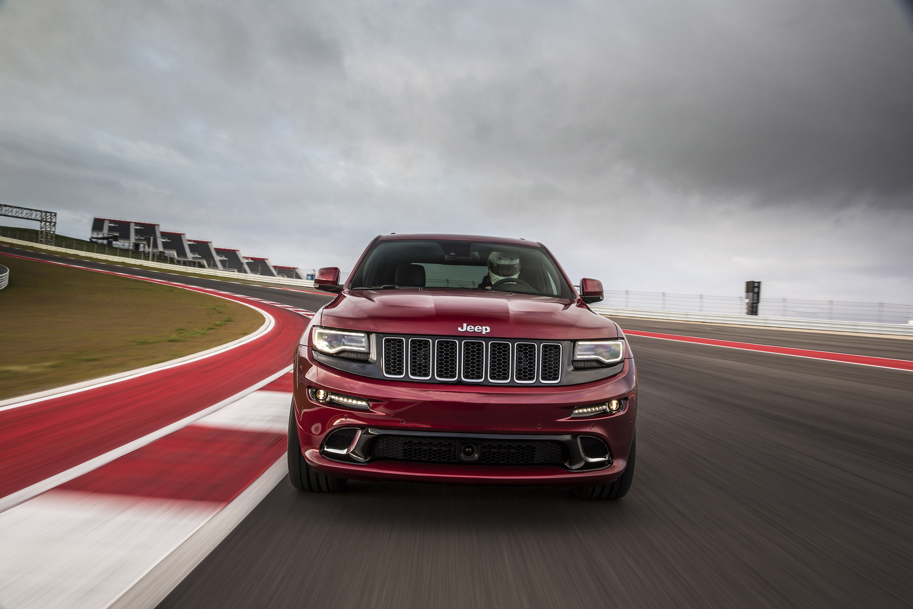 Jeep grand расход. Jeep Grand Cherokee srt 2014. Jeep Grand Cherokee 2013 srt. Гранд Чероки СРТ 2014. Джип Гранд Чероки СРТ 2014.