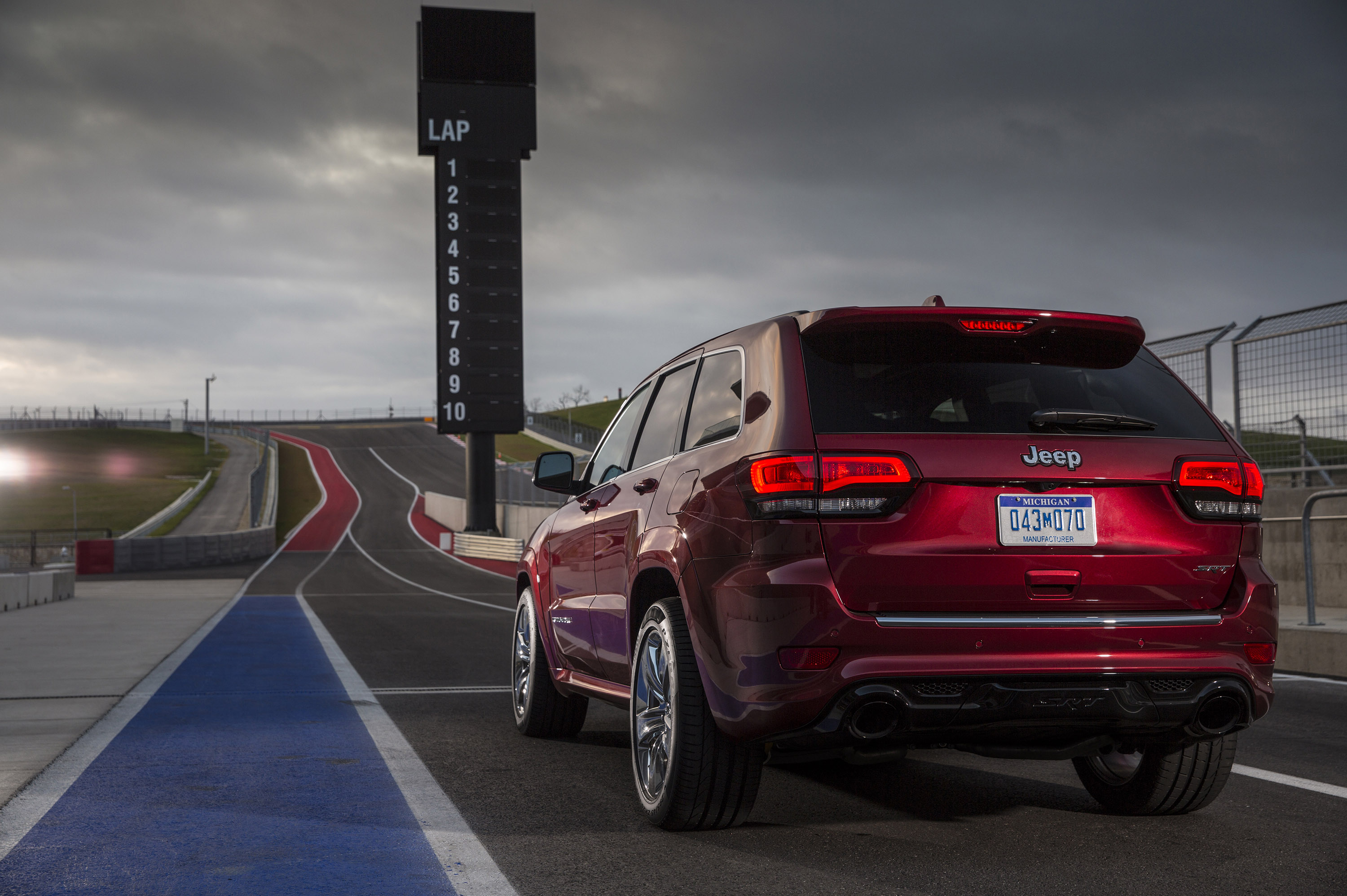 Jeep Grand Cherokee SRT photo #44