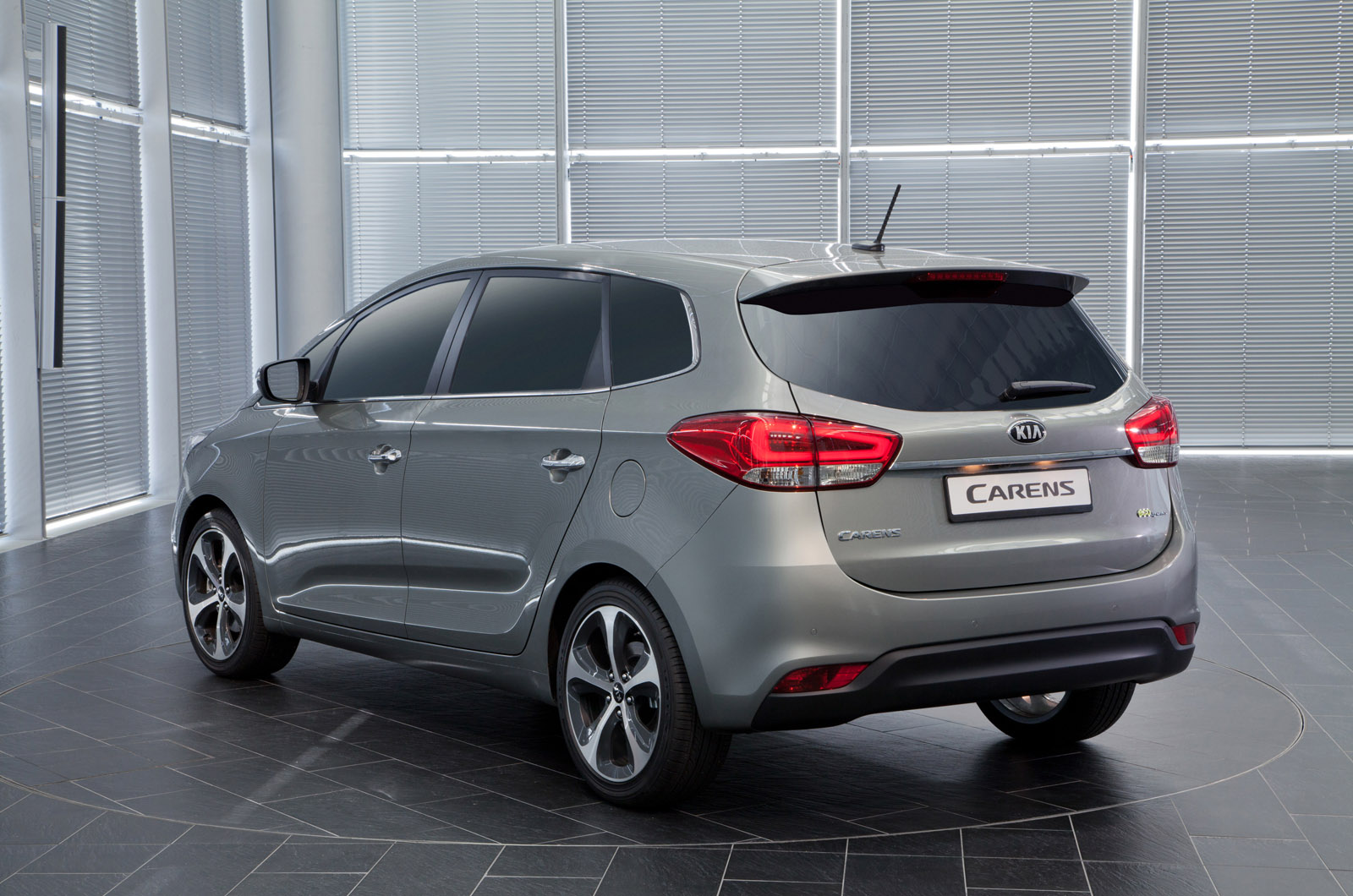 Kia Carens-Rondo photo #16