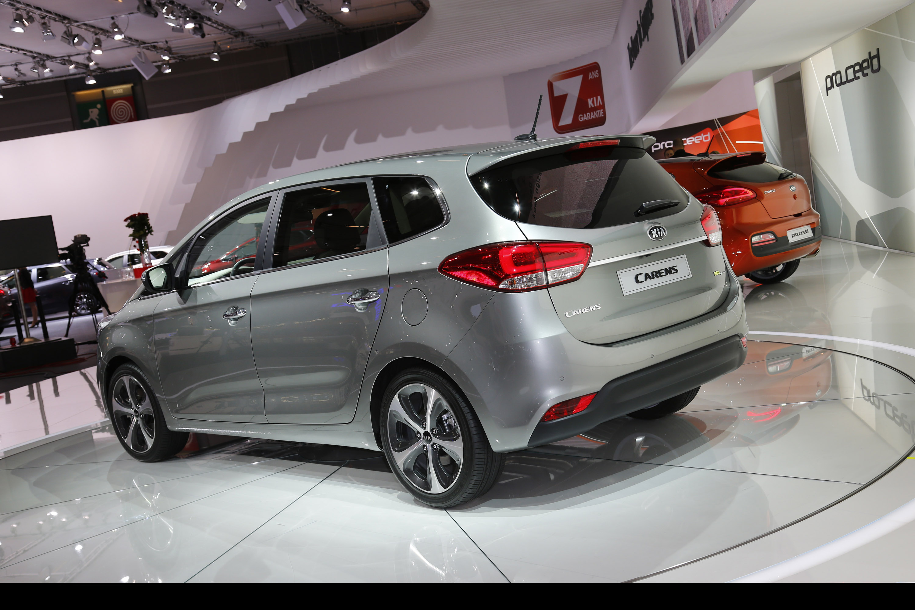 Kia Carens-Rondo photo #18