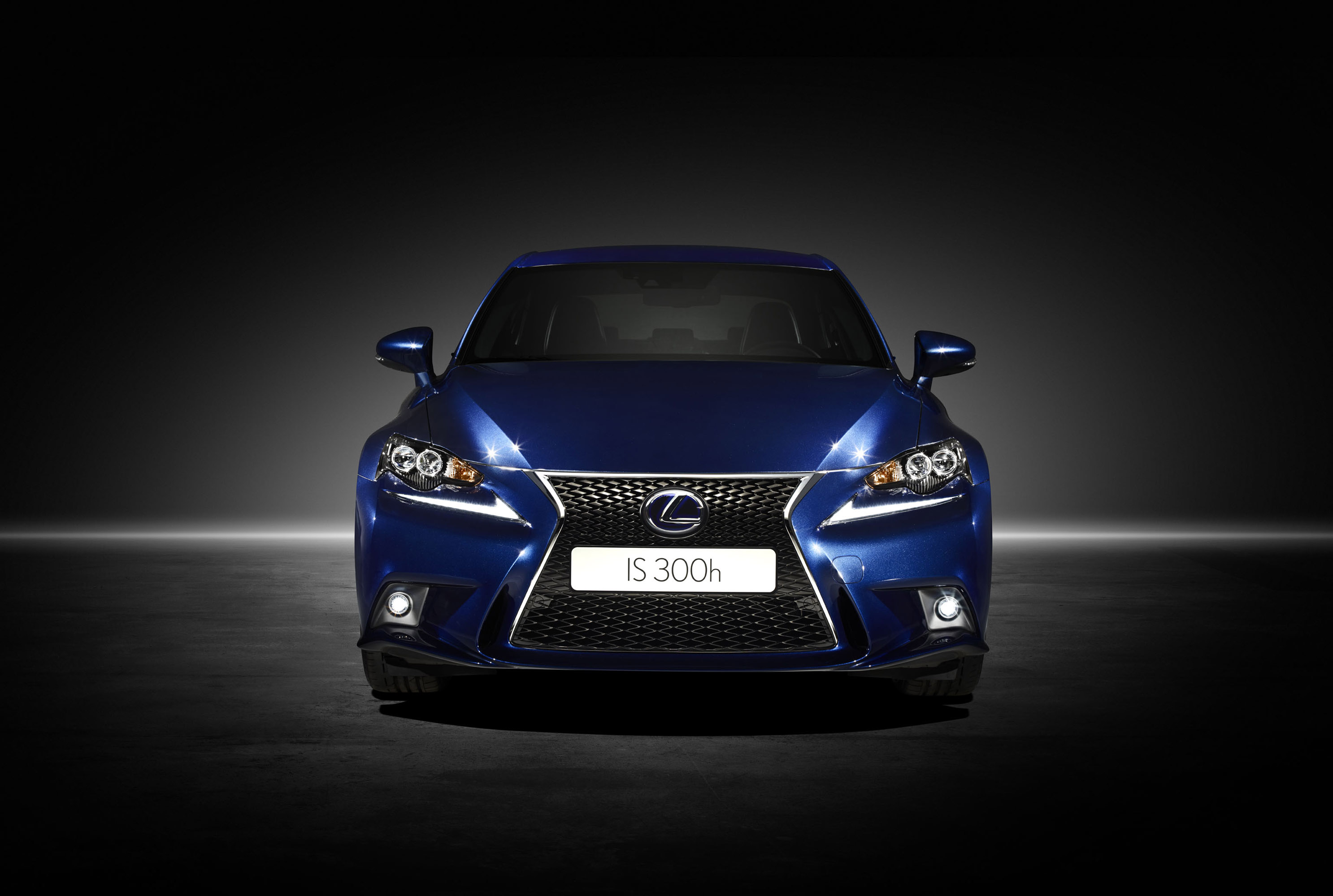 Lexus IS 300h photo #2