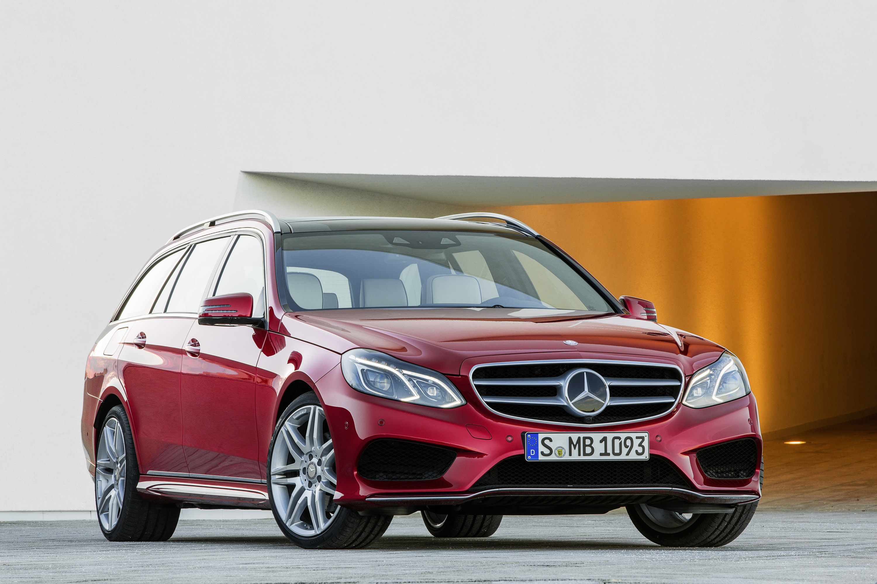 Mercedes-Benz E-Class Estate photo #1