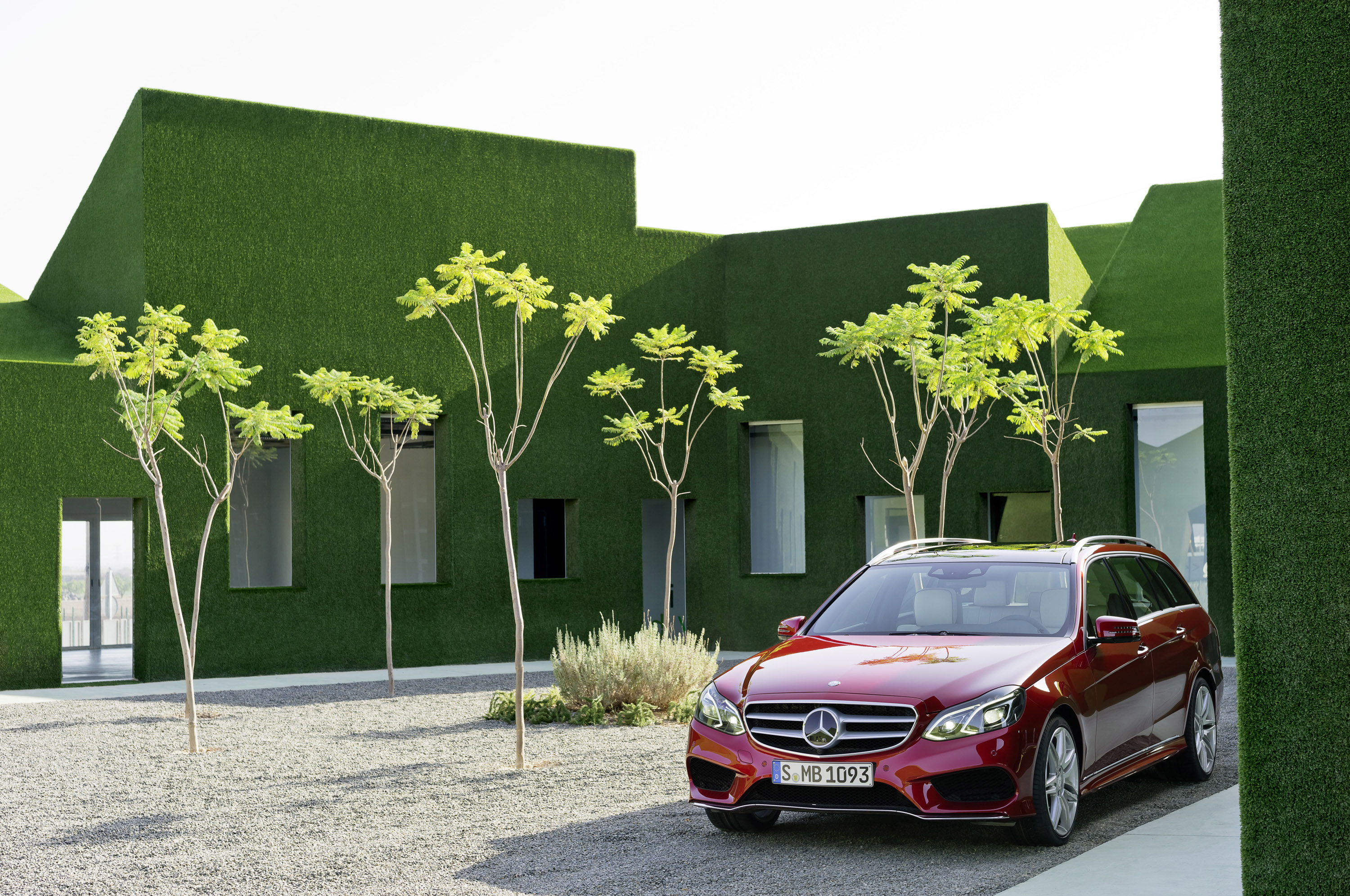 Mercedes-Benz E-Class Estate photo #16