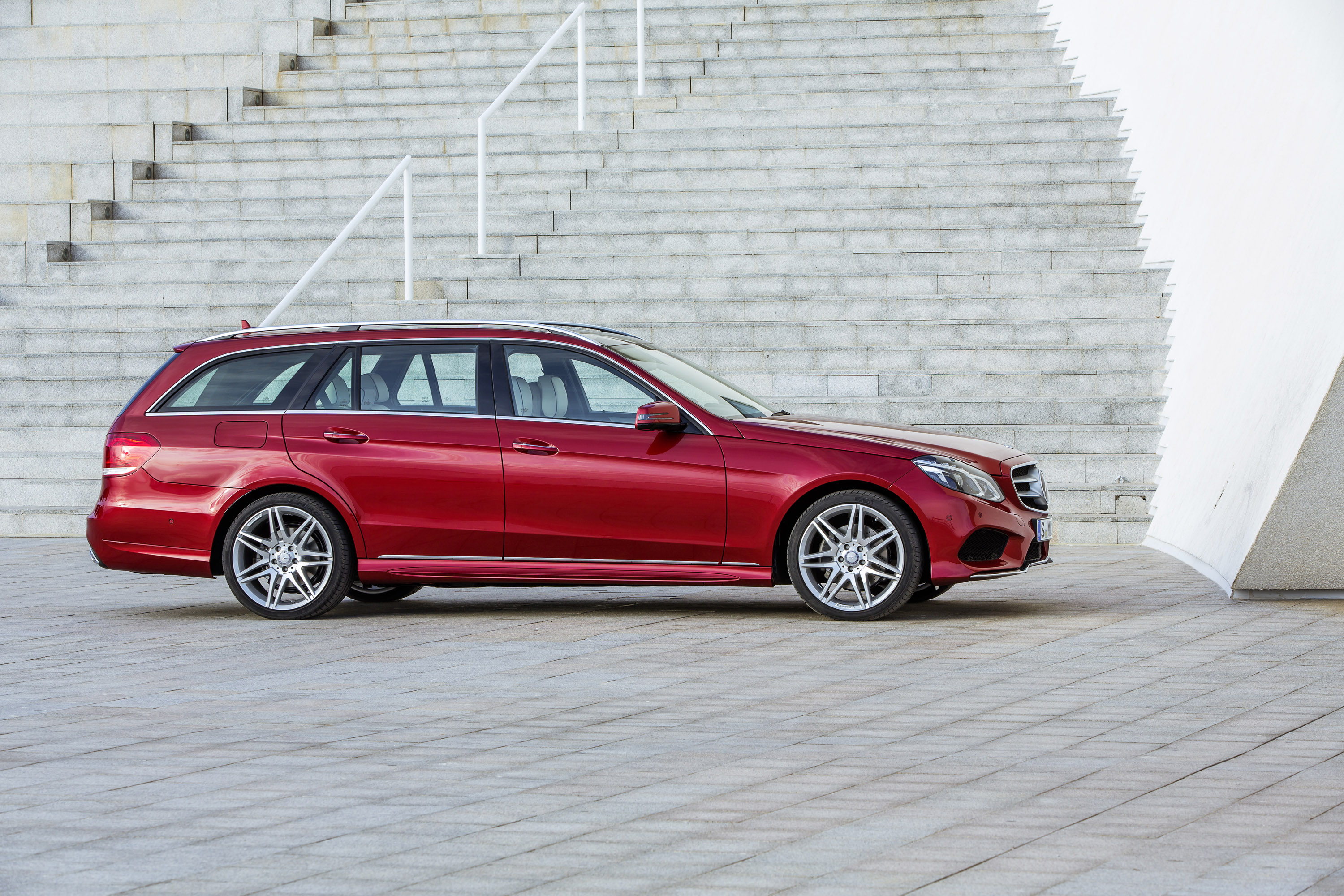 Mercedes-Benz E-Class Estate photo #31