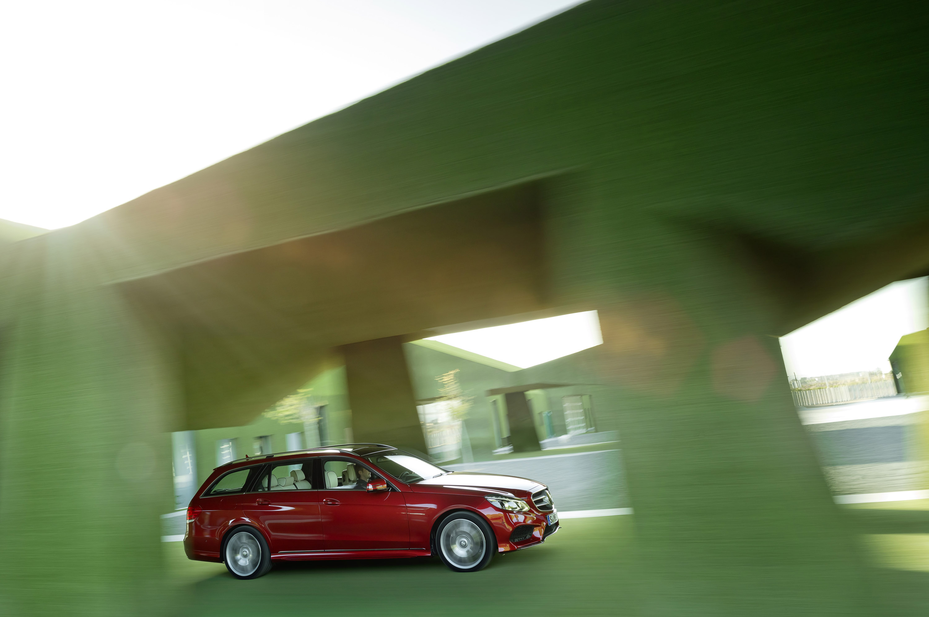 Mercedes-Benz E-Class Estate photo #32