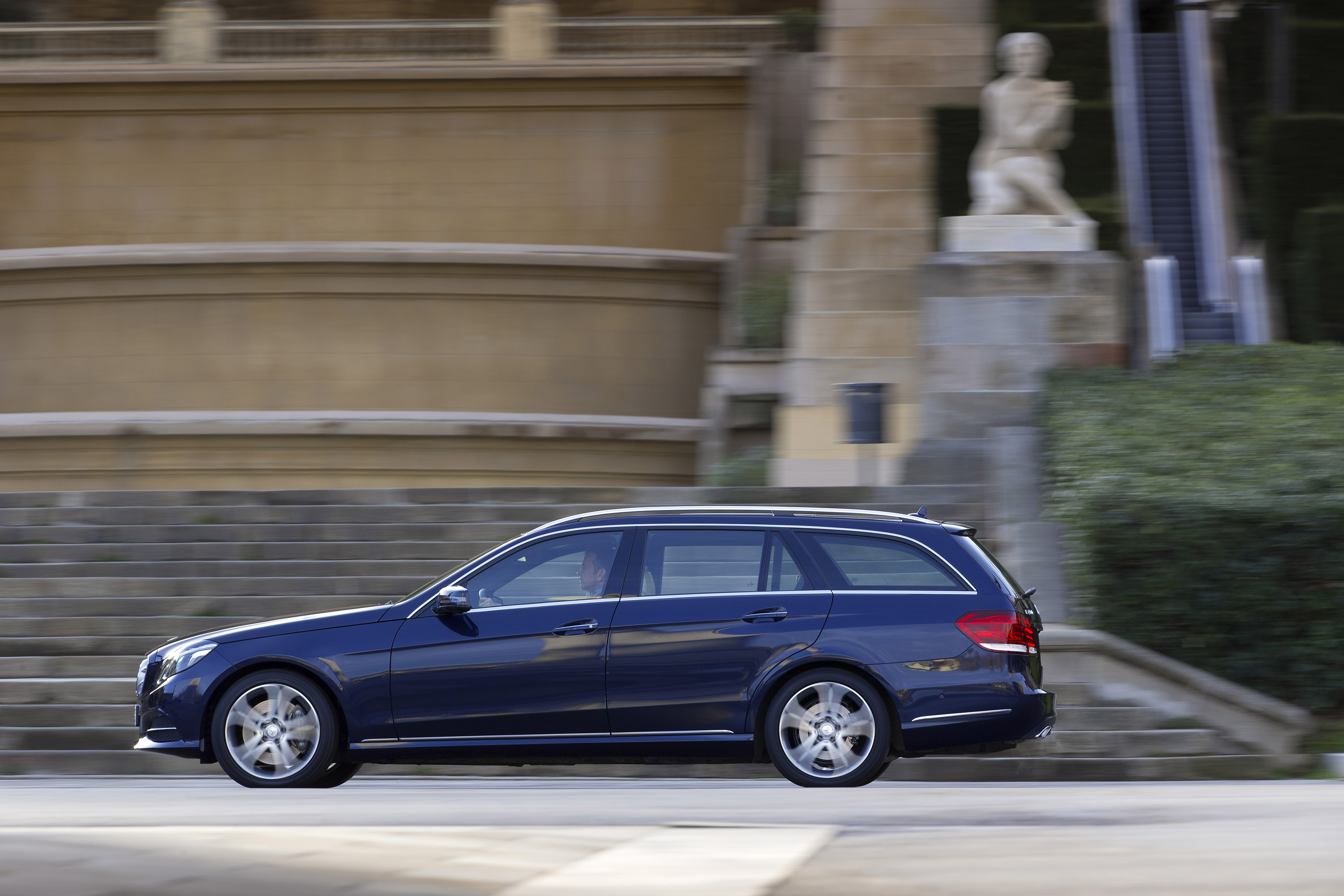 Mercedes-Benz E-Class Estate photo #34