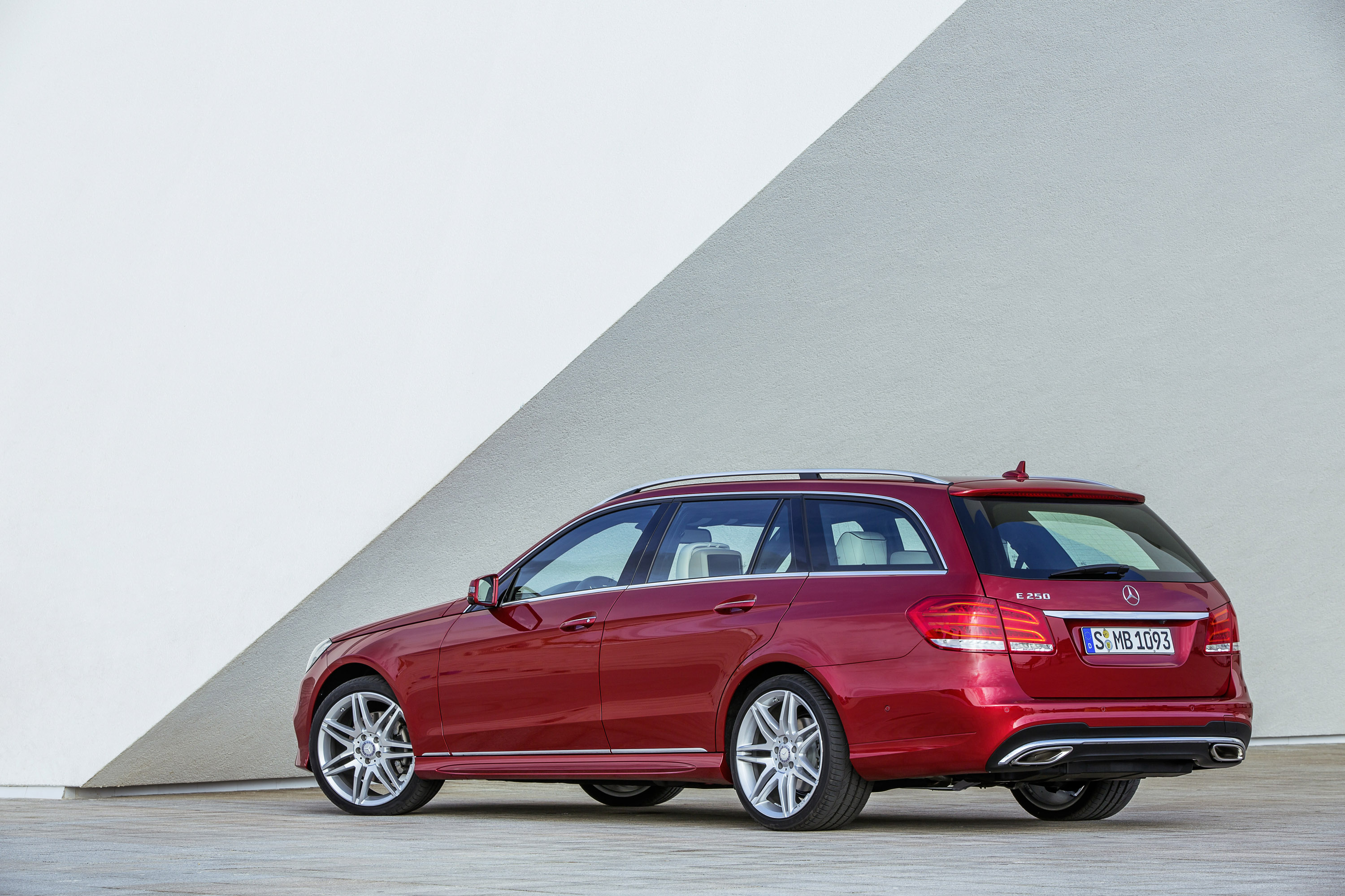Mercedes-Benz E-Class Estate photo #40