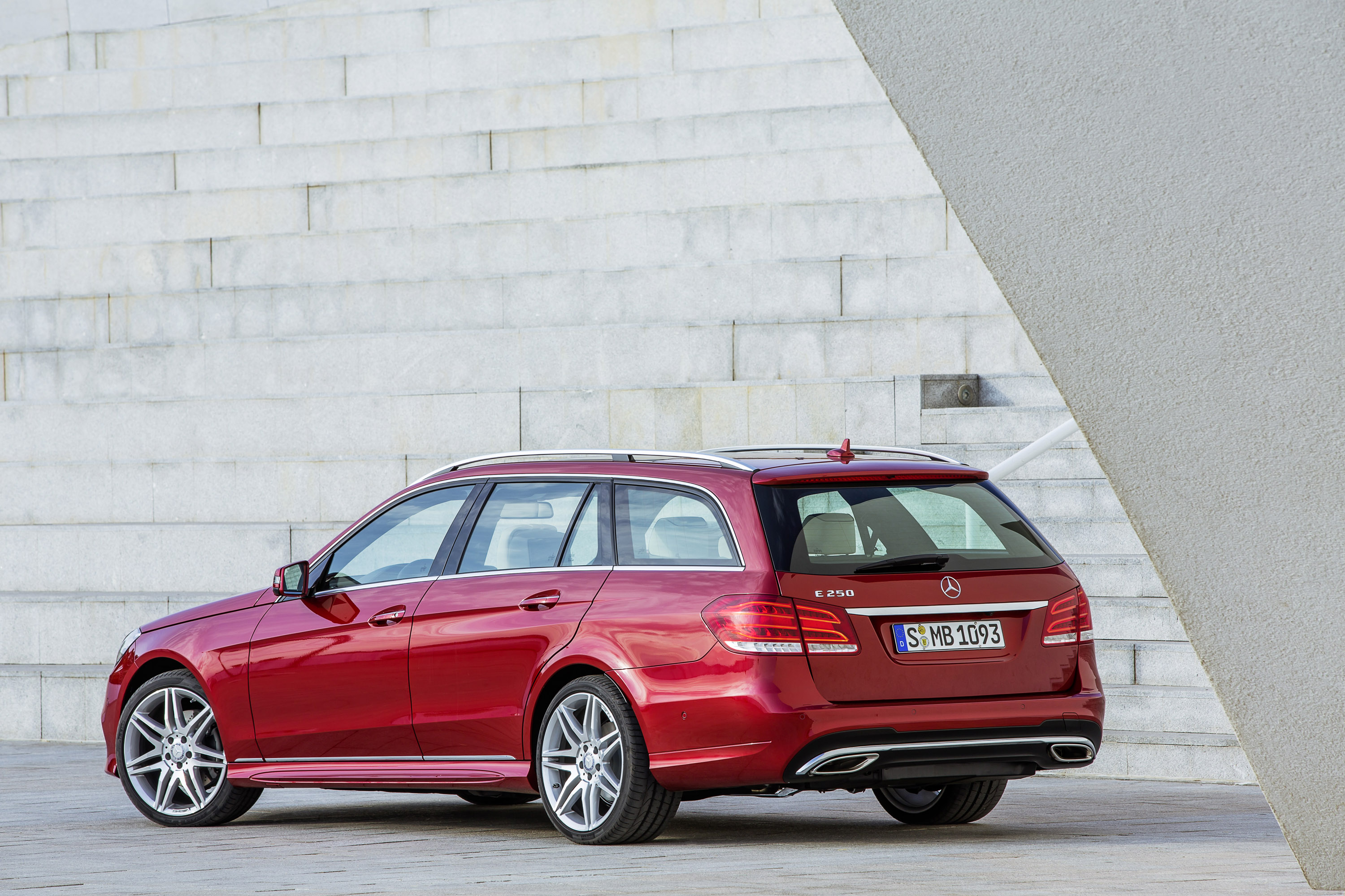 Mercedes-Benz E-Class Estate photo #41