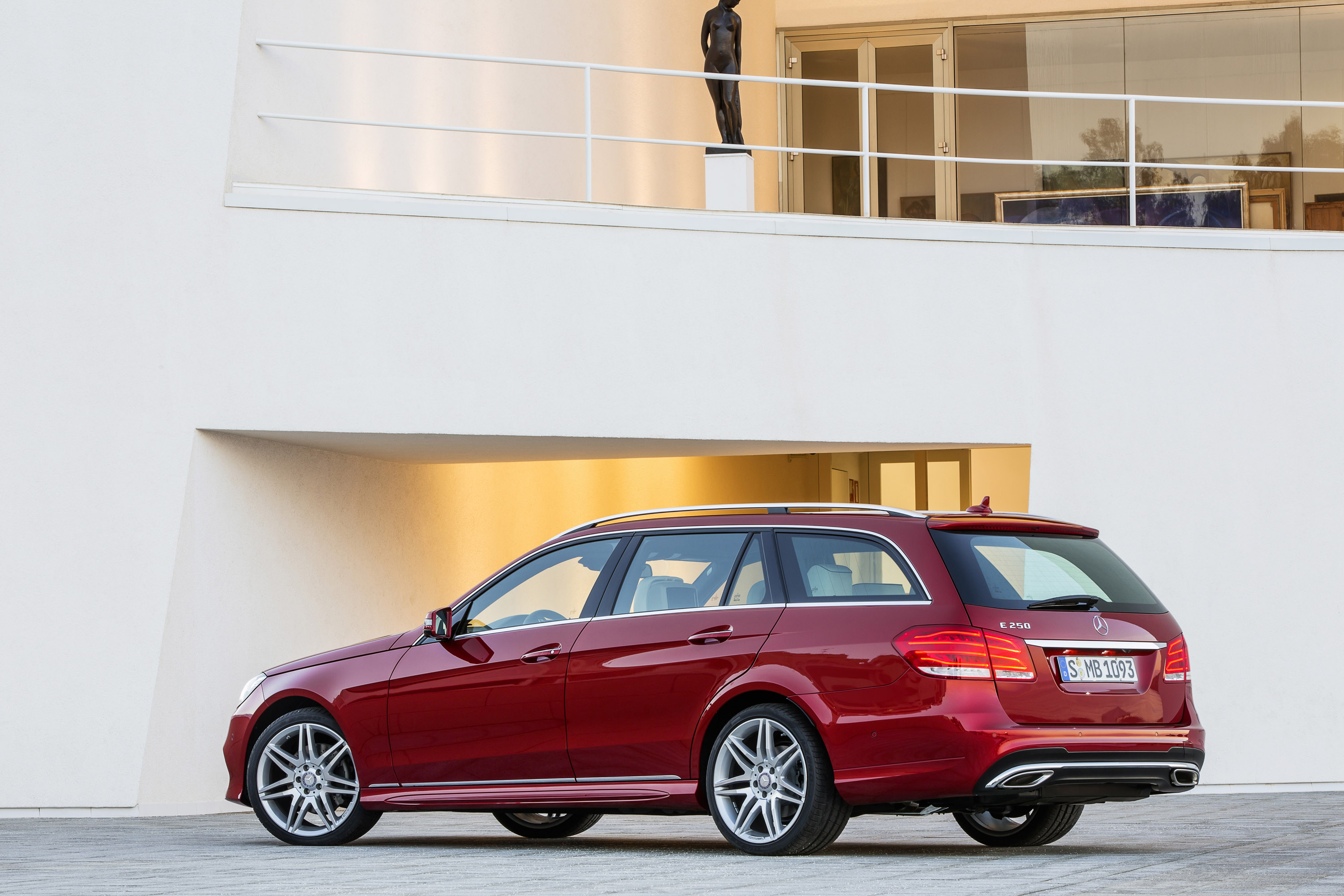Mercedes-Benz E-Class Estate photo #42