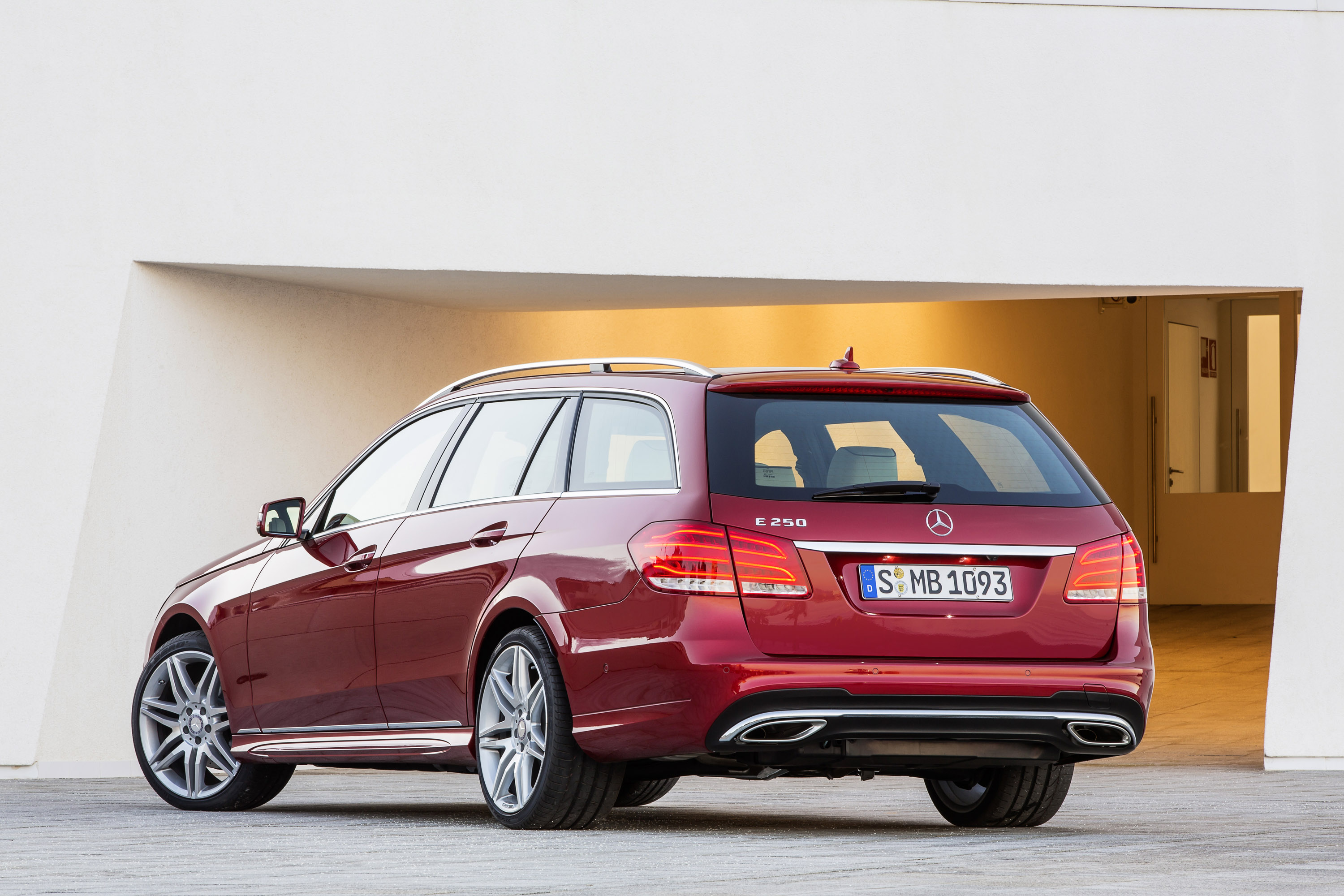 Mercedes-Benz E-Class Estate photo #43