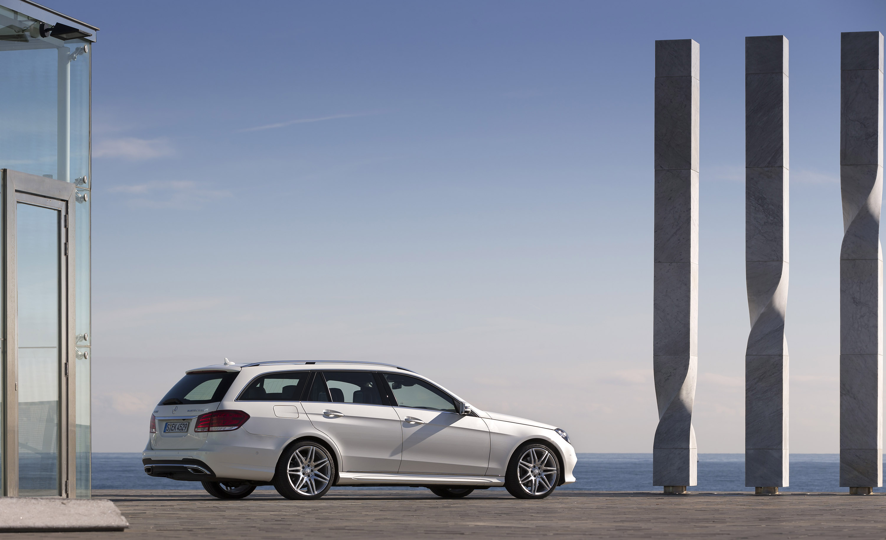 Mercedes-Benz E-Class Estate photo #45