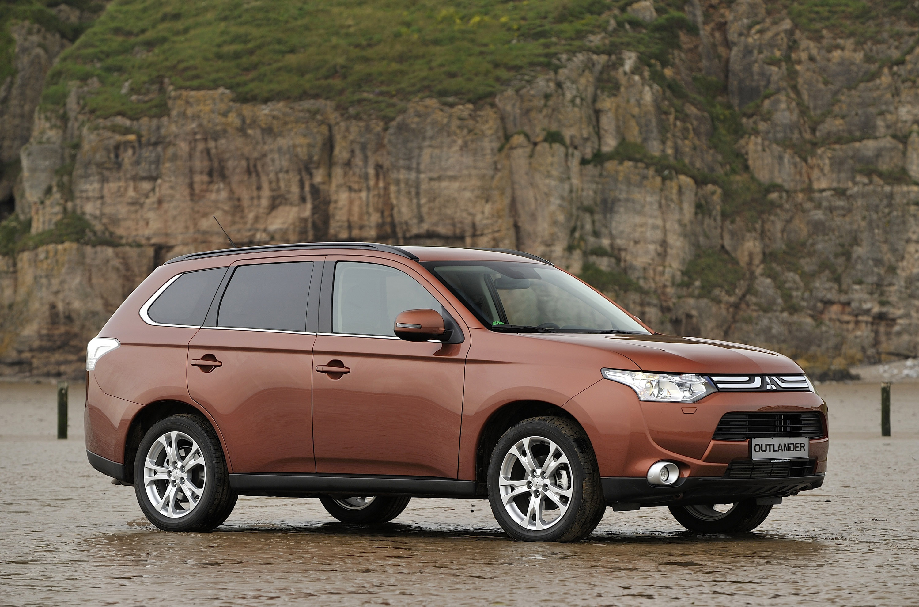 2014 Mitsubishi Outlander - HD Pictures @ carsinvasion.com