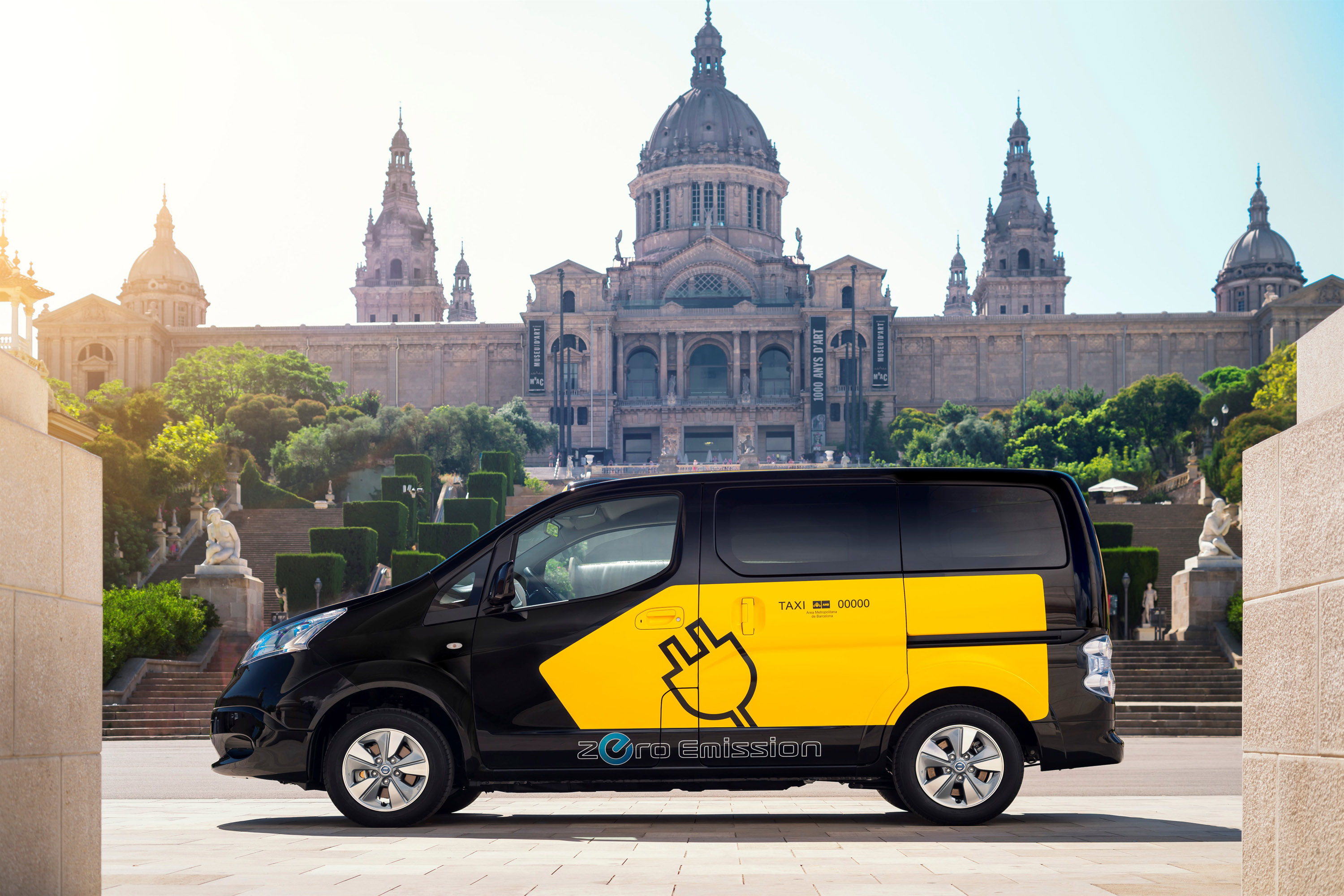 Nissan Electric Taxi photo #3