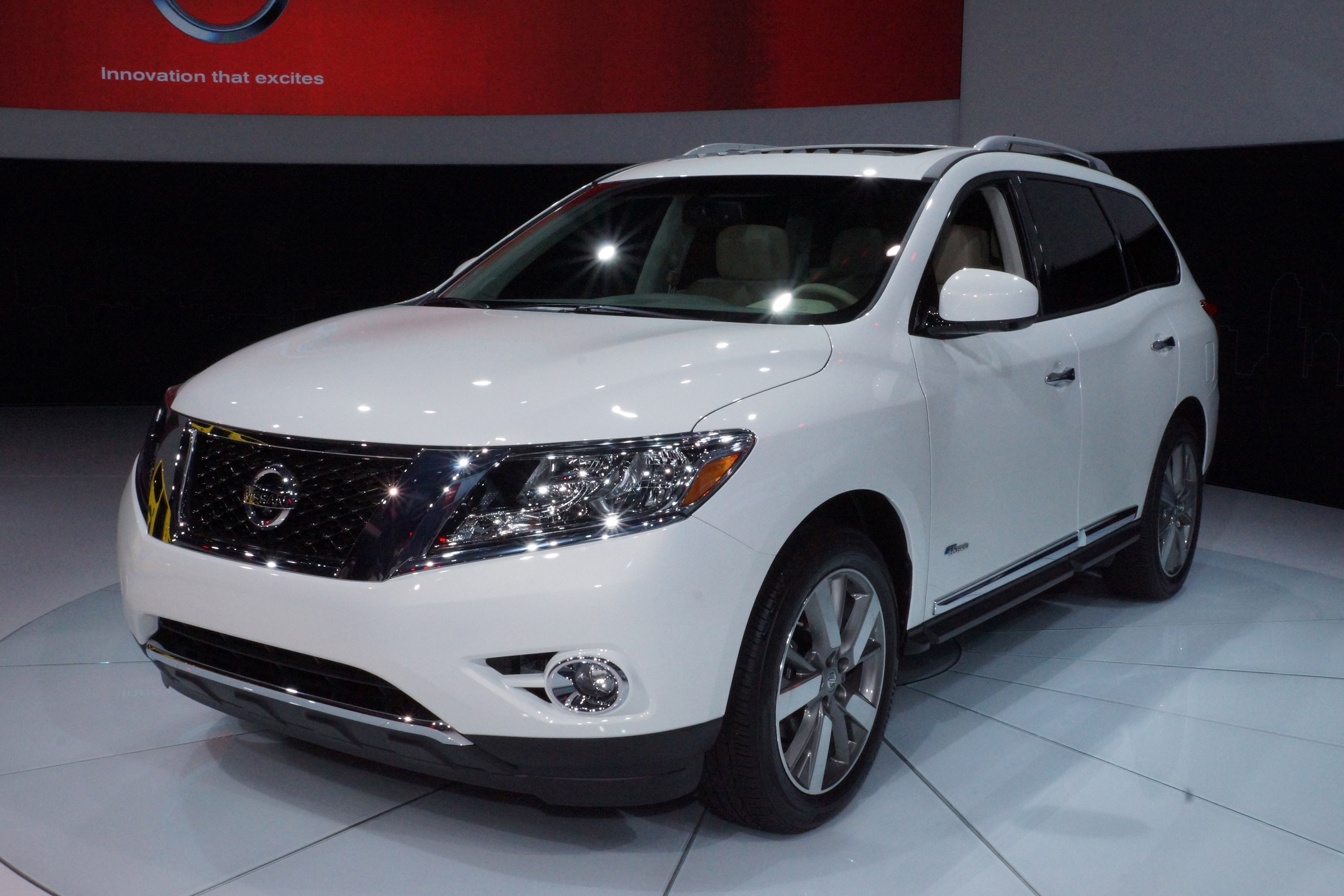 Nissan Pathfinder Hybrid photo #2