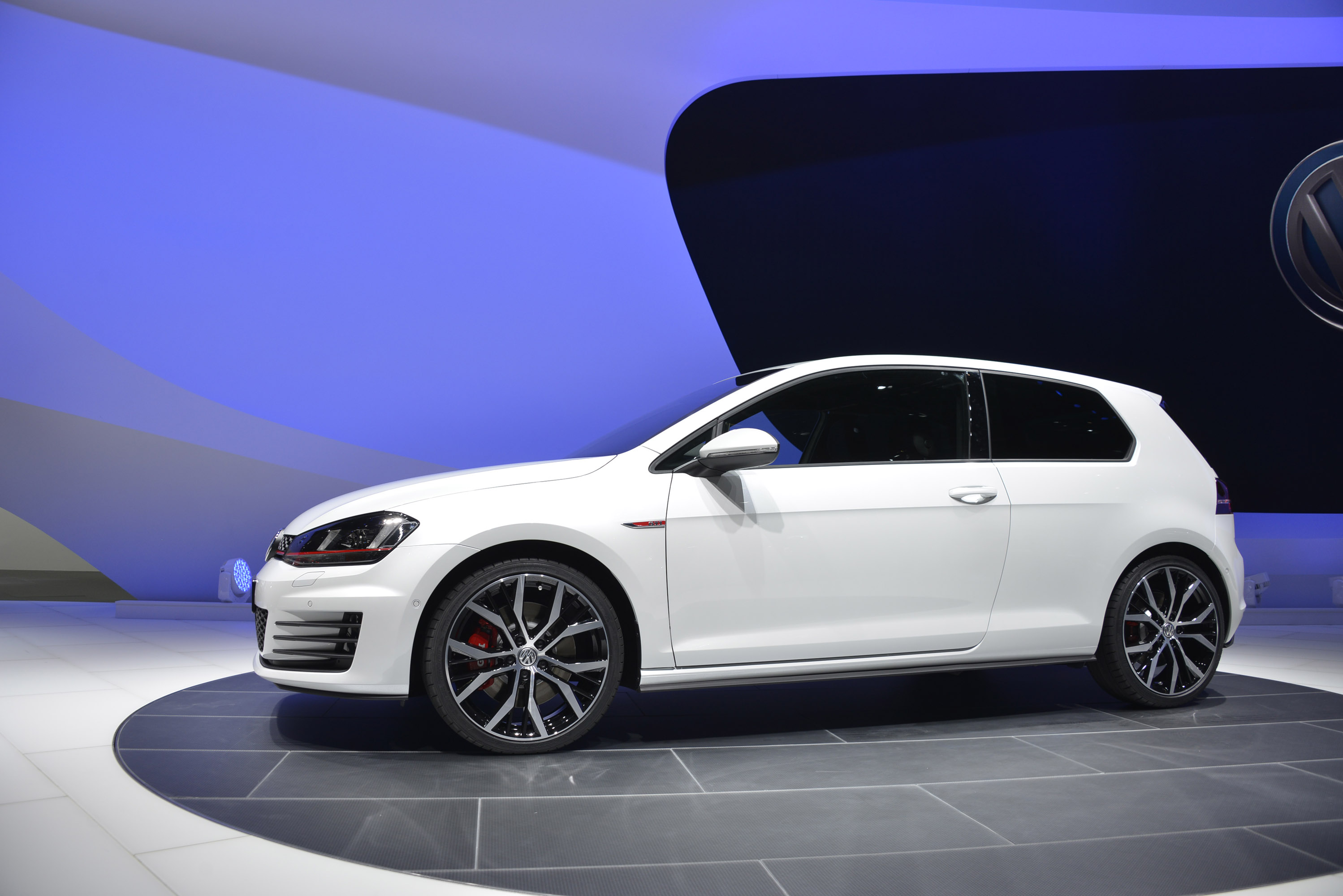 2014 Volkswagen Golf GTI - HD Pictures @ carsinvasion.com