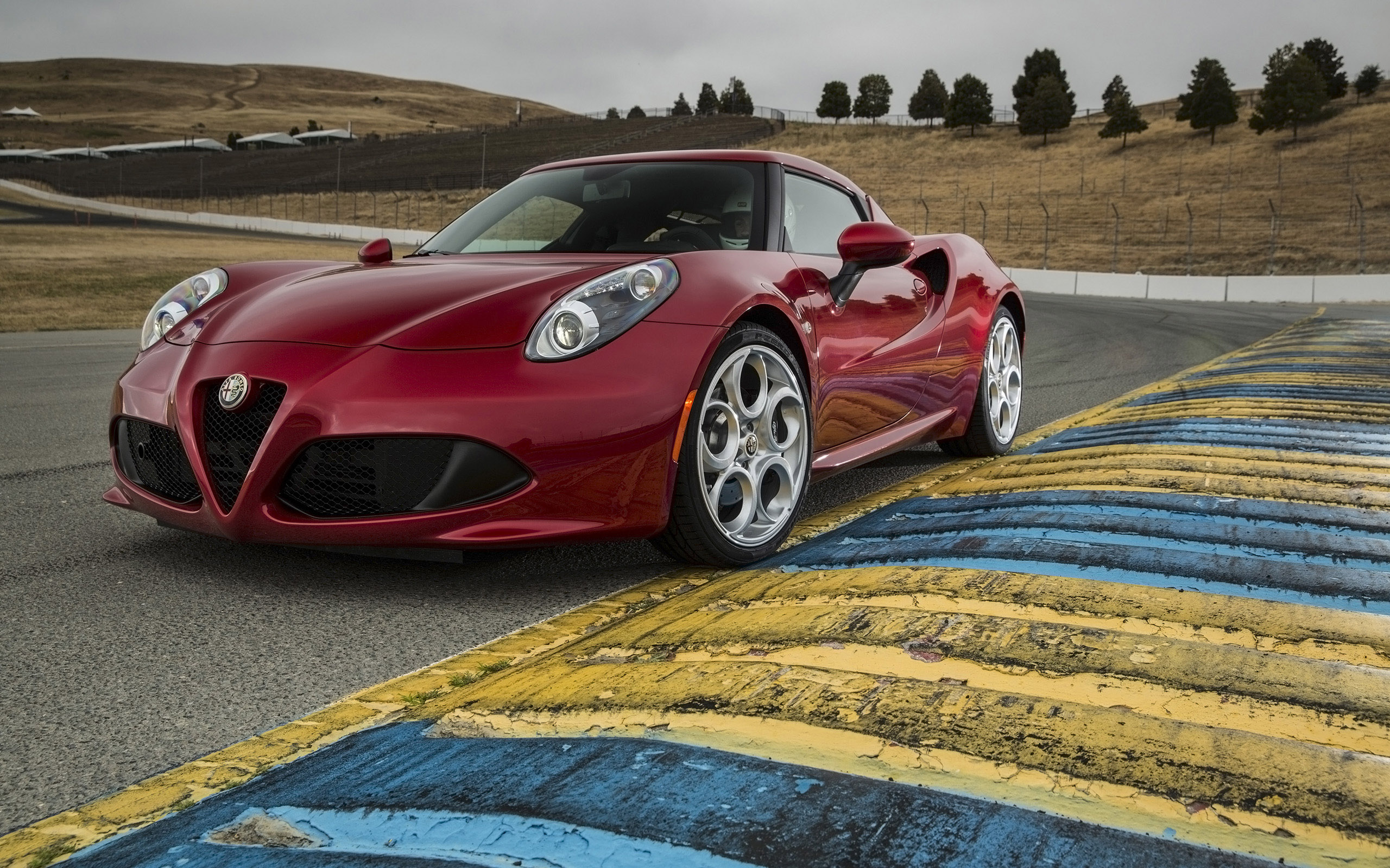 Alfa Romeo 4C Coupe US-Version photo #19