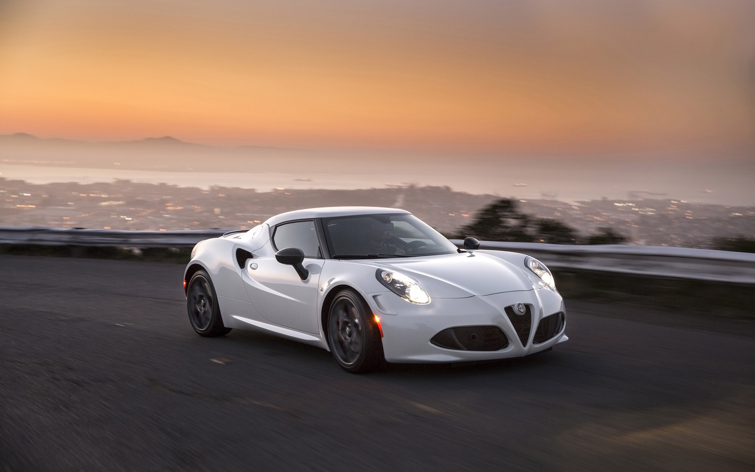 Alfa Romeo 4C Coupe US-Version photo #26