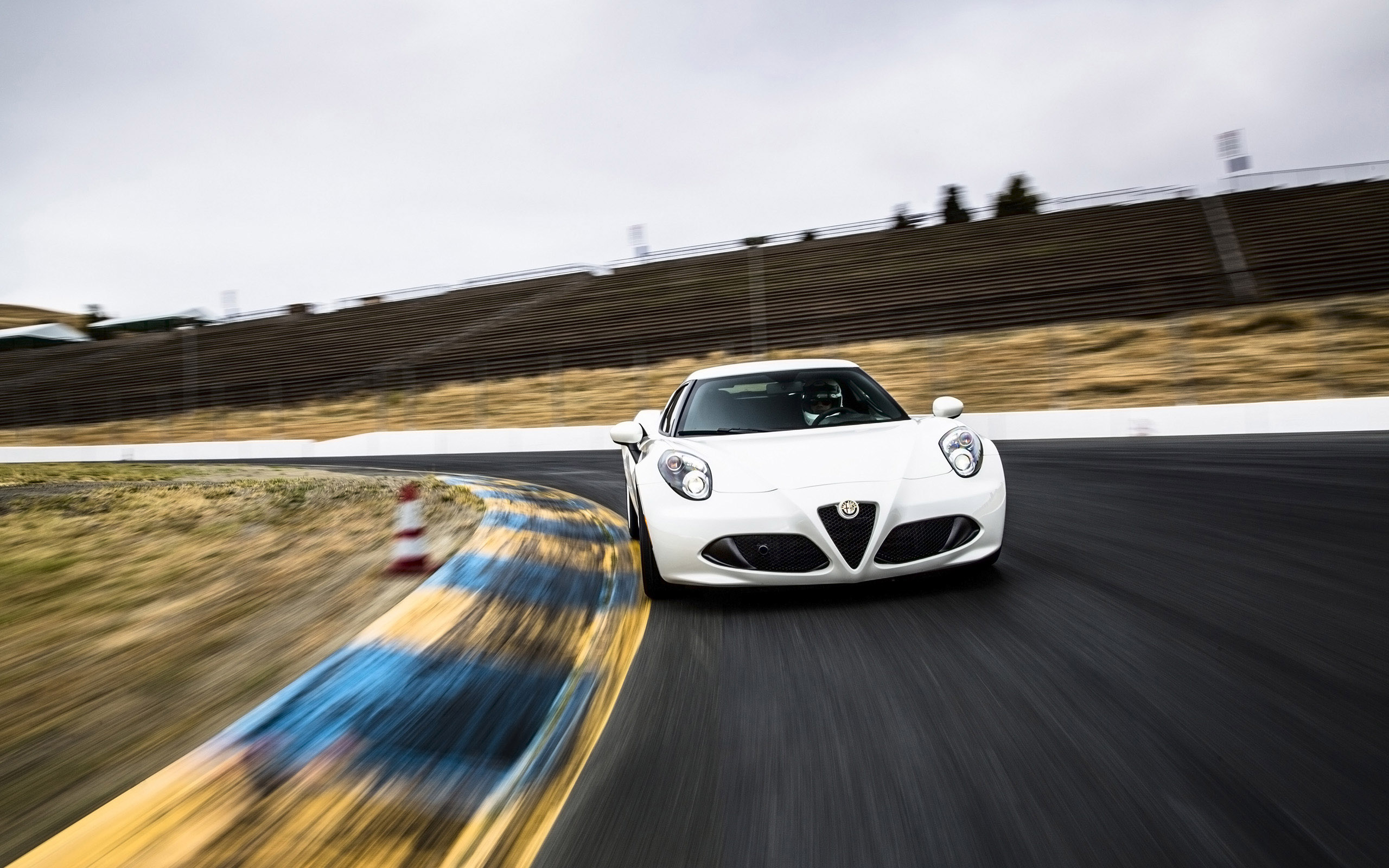 Alfa Romeo 4C Coupe US-Version photo #27