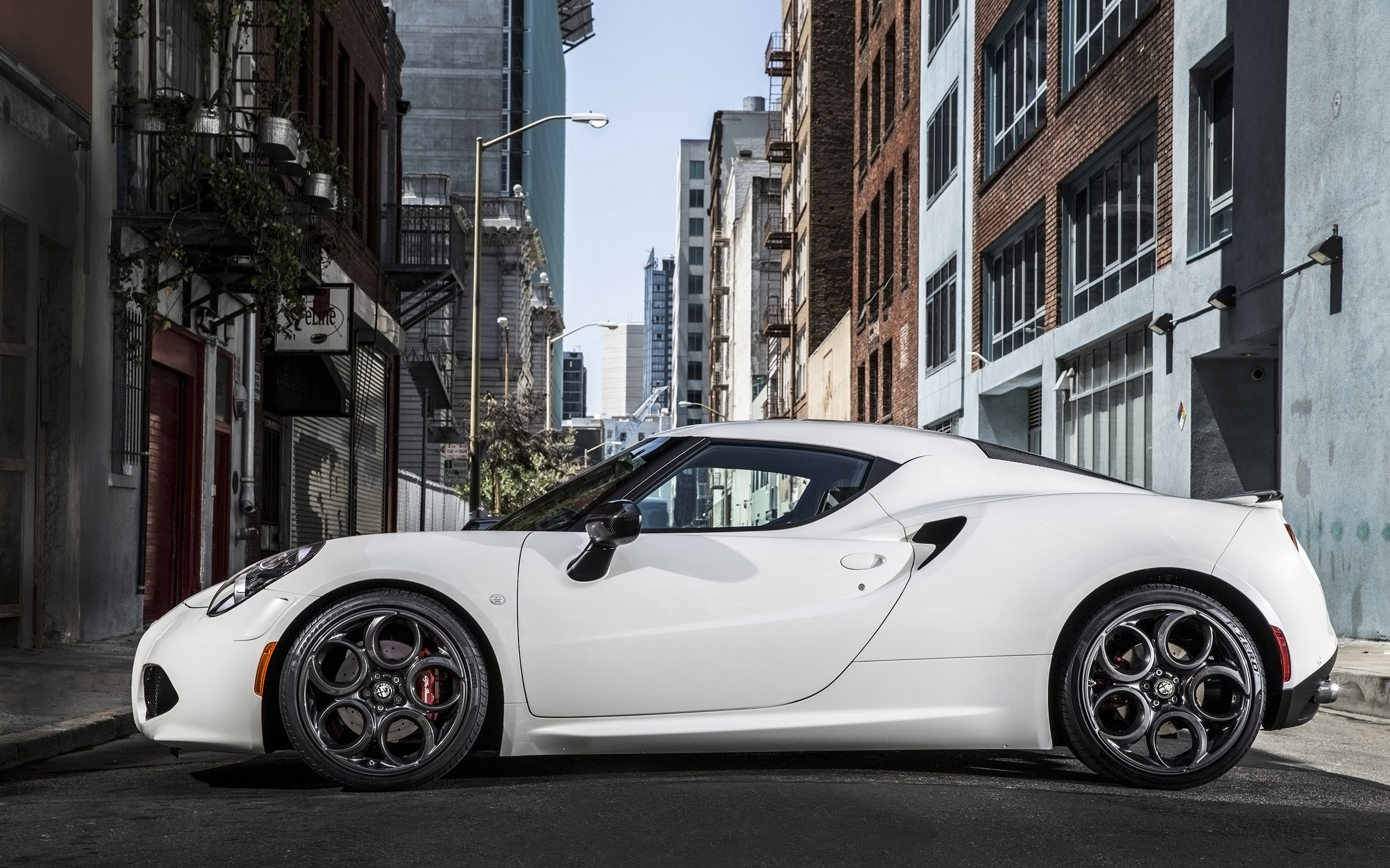 Alfa Romeo 4C Coupe US-Version photo #32