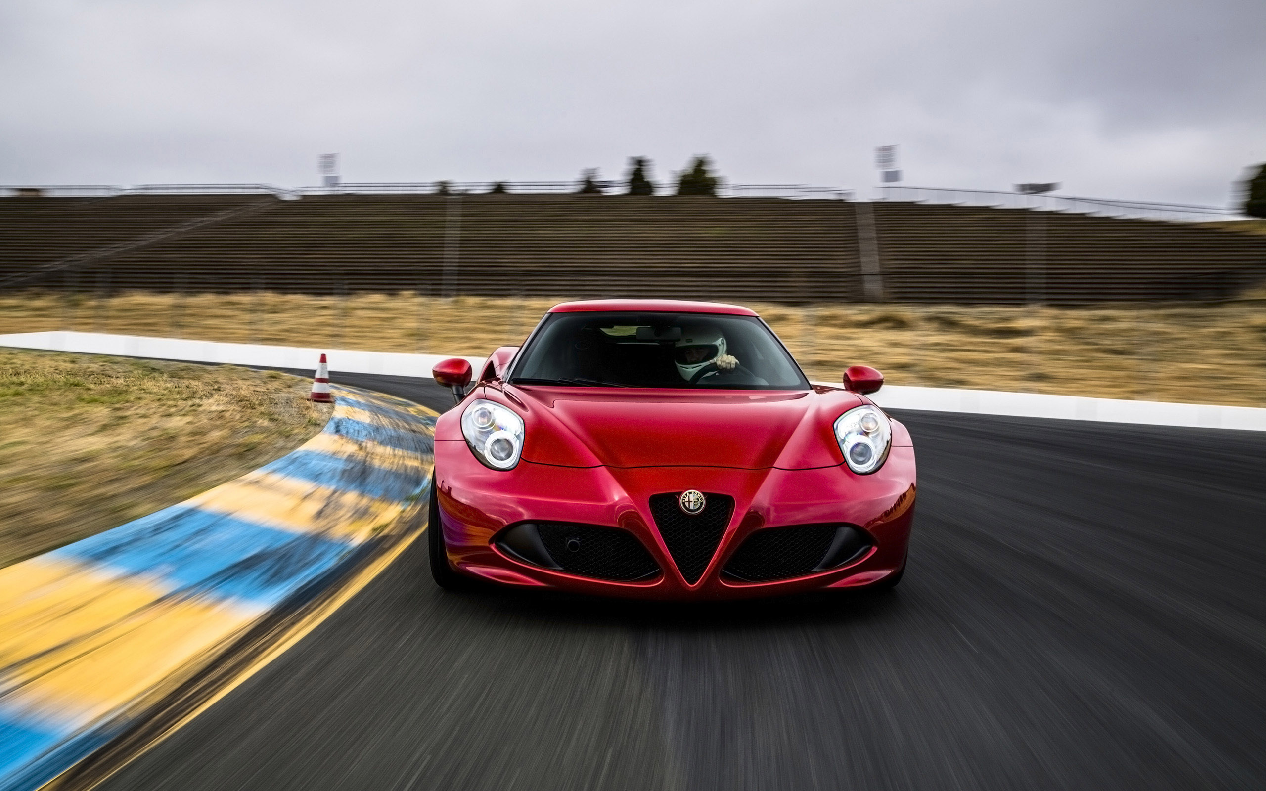 Alfa Romeo 4C Coupe US-Version photo #43