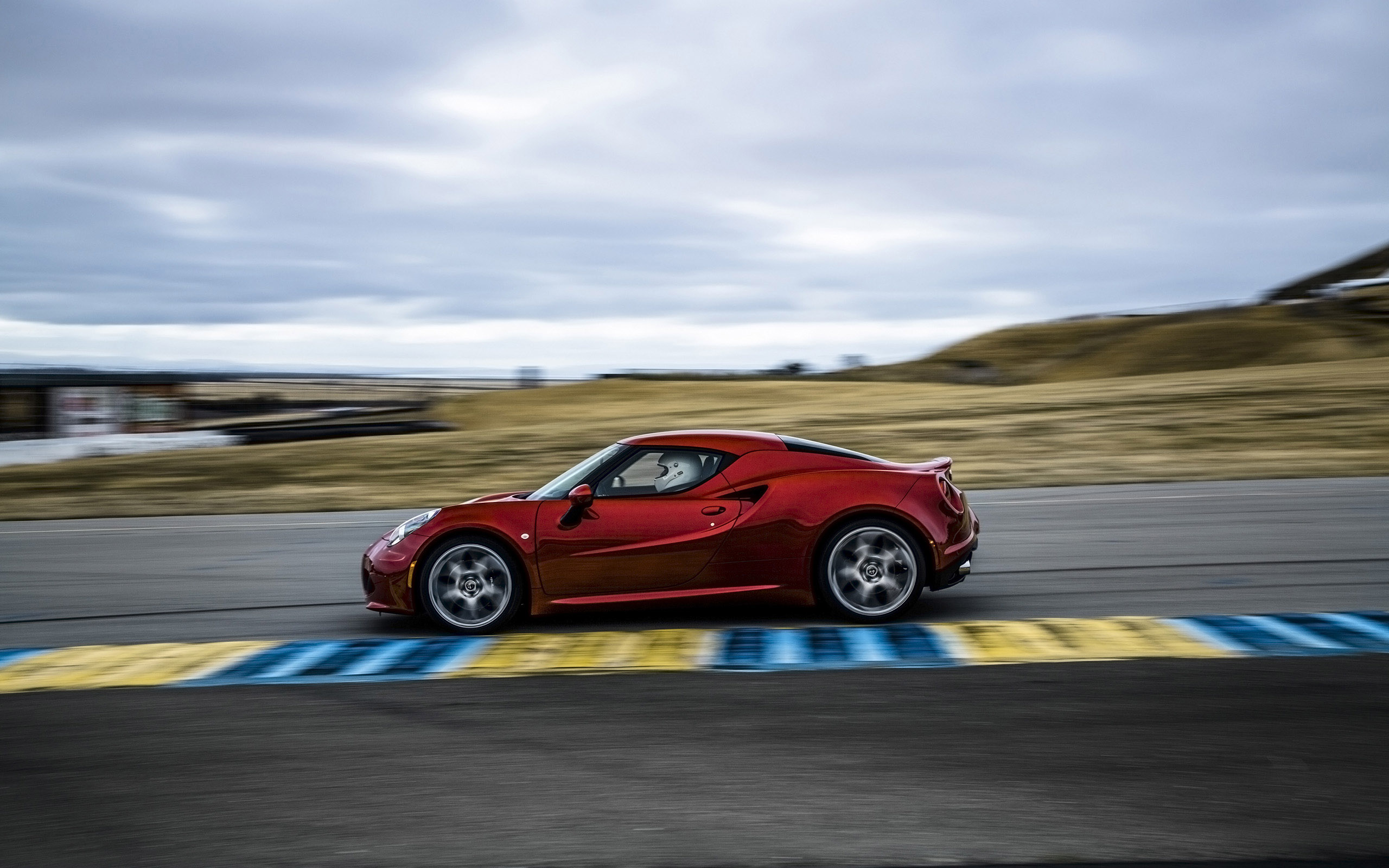 Alfa Romeo 4C Coupe US-Version photo #45