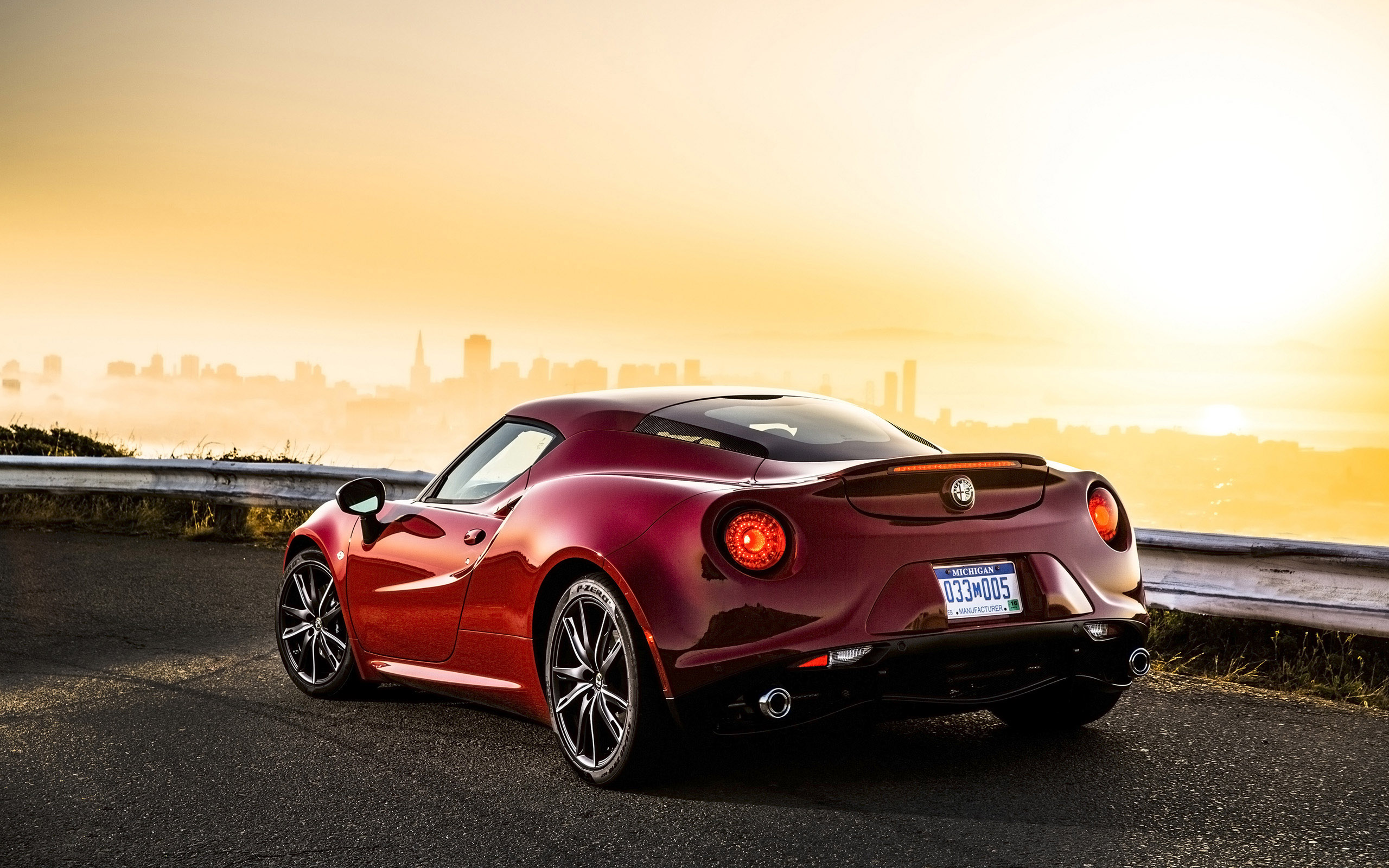 Alfa Romeo 4C Coupe US-Version photo #57