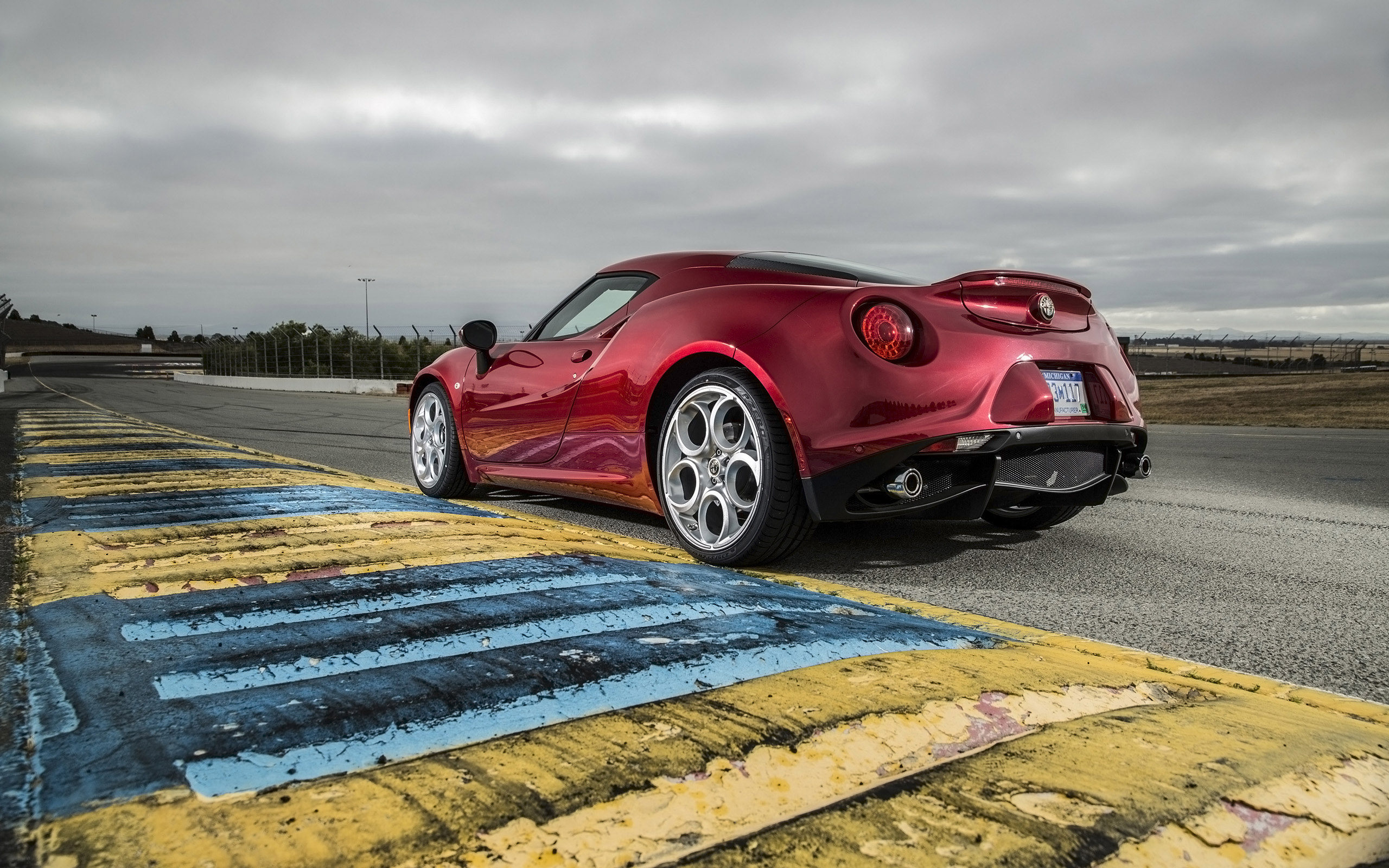 Alfa Romeo 4C Coupe US-Version photo #68