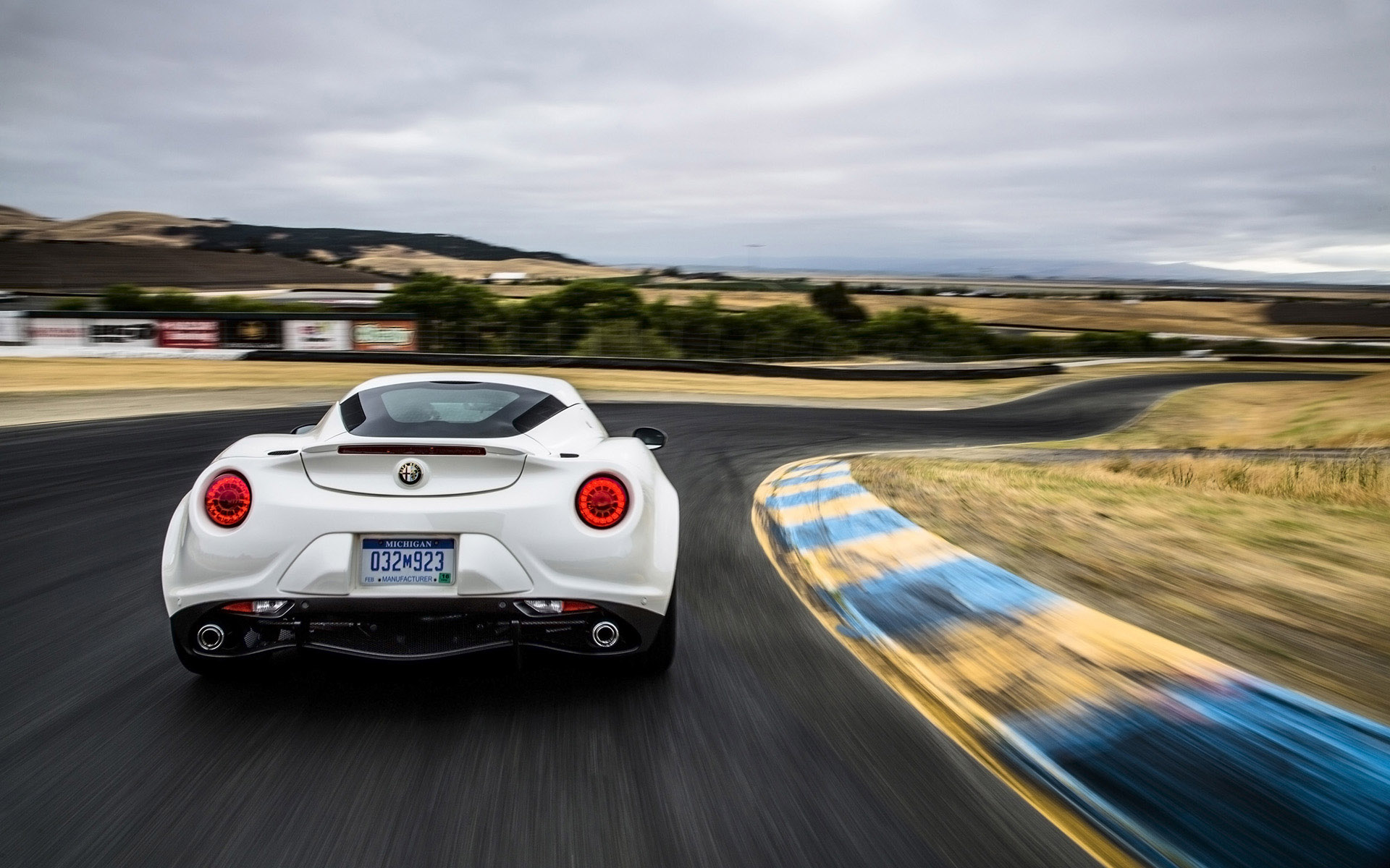 Alfa Romeo 4C Coupe US-Version photo #76