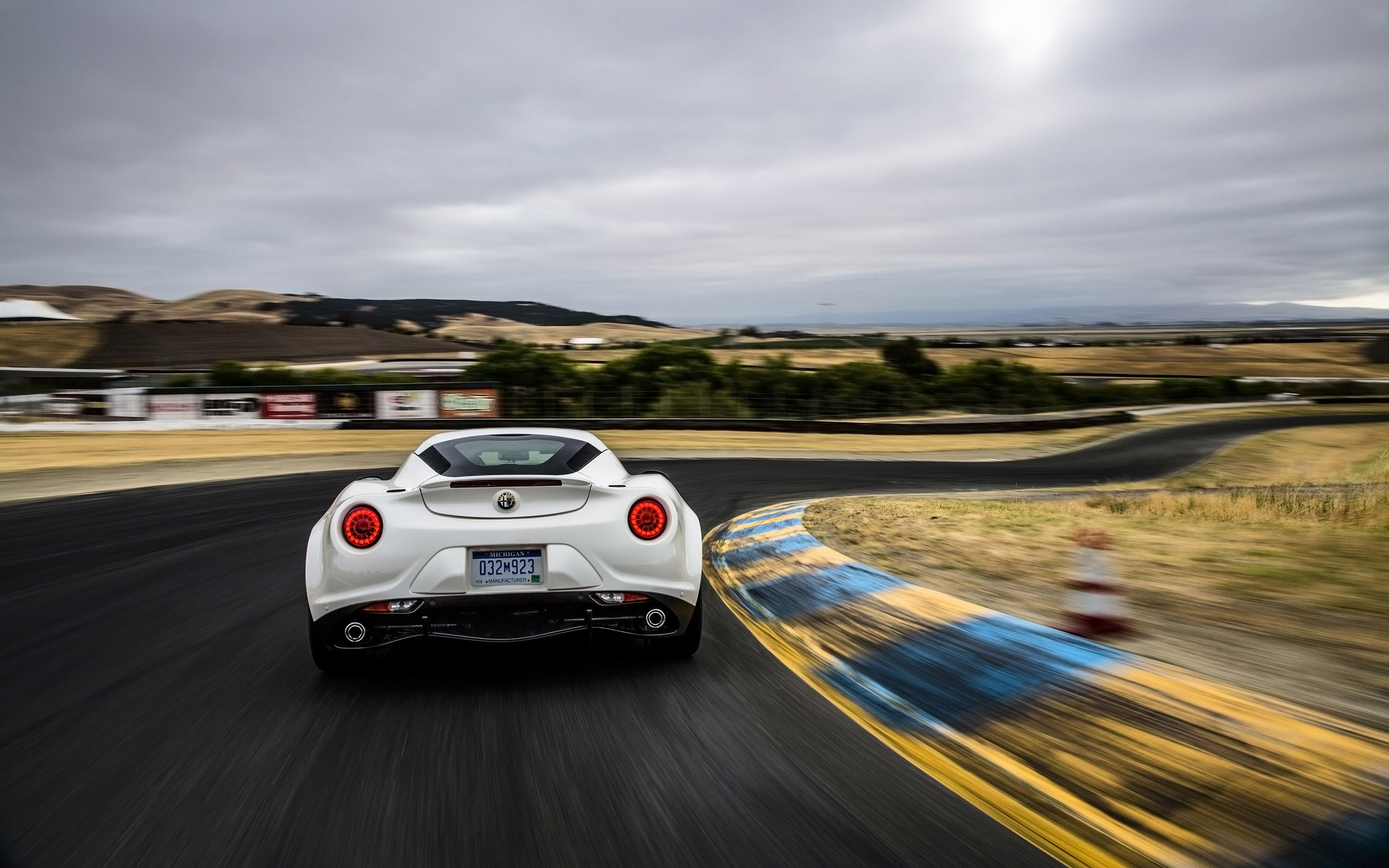 Alfa Romeo 4C Coupe US-Version photo #77