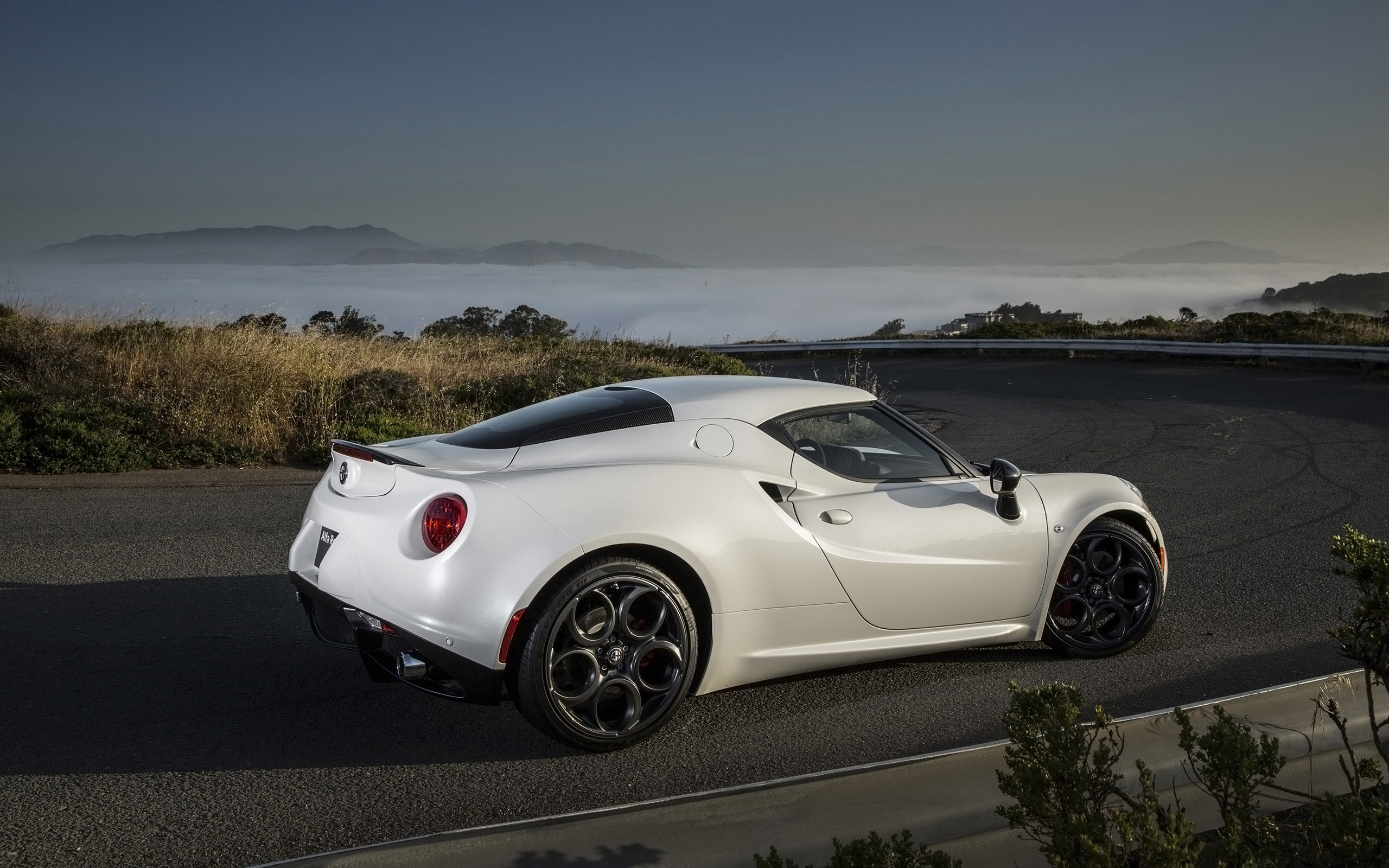 Alfa Romeo 4C Coupe US-Version photo #80