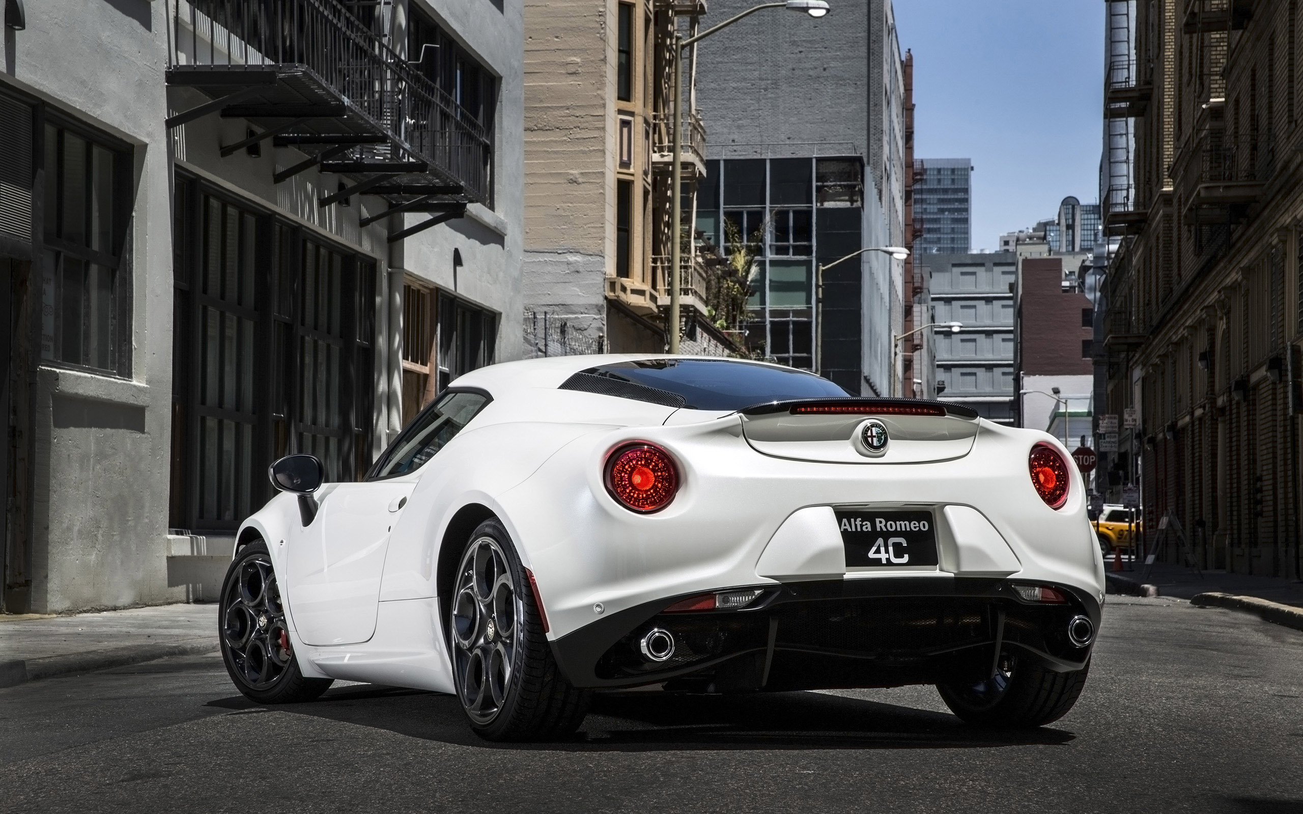 Alfa Romeo 4C Coupe US-Version photo #81