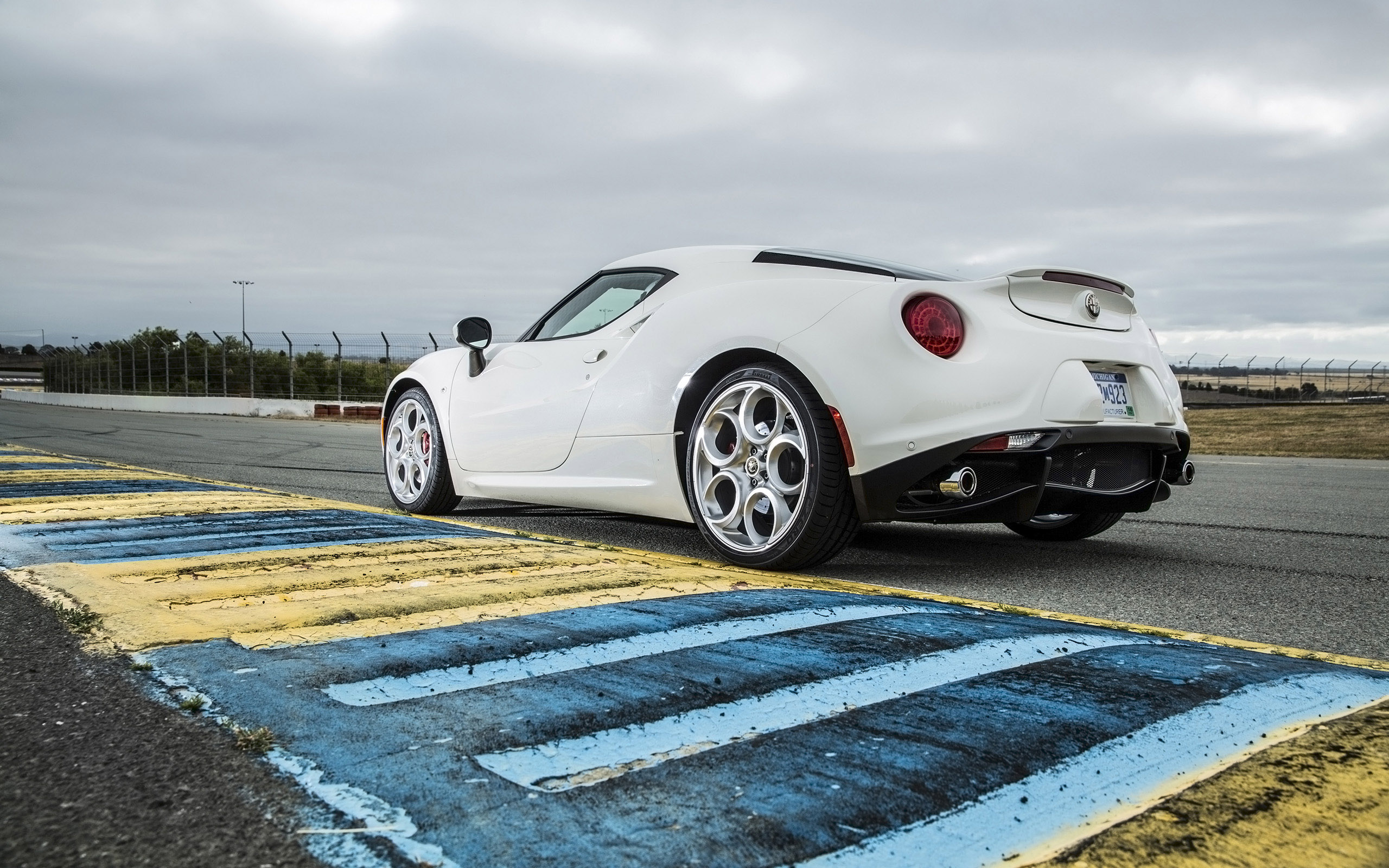Alfa Romeo 4C Coupe US-Version photo #82