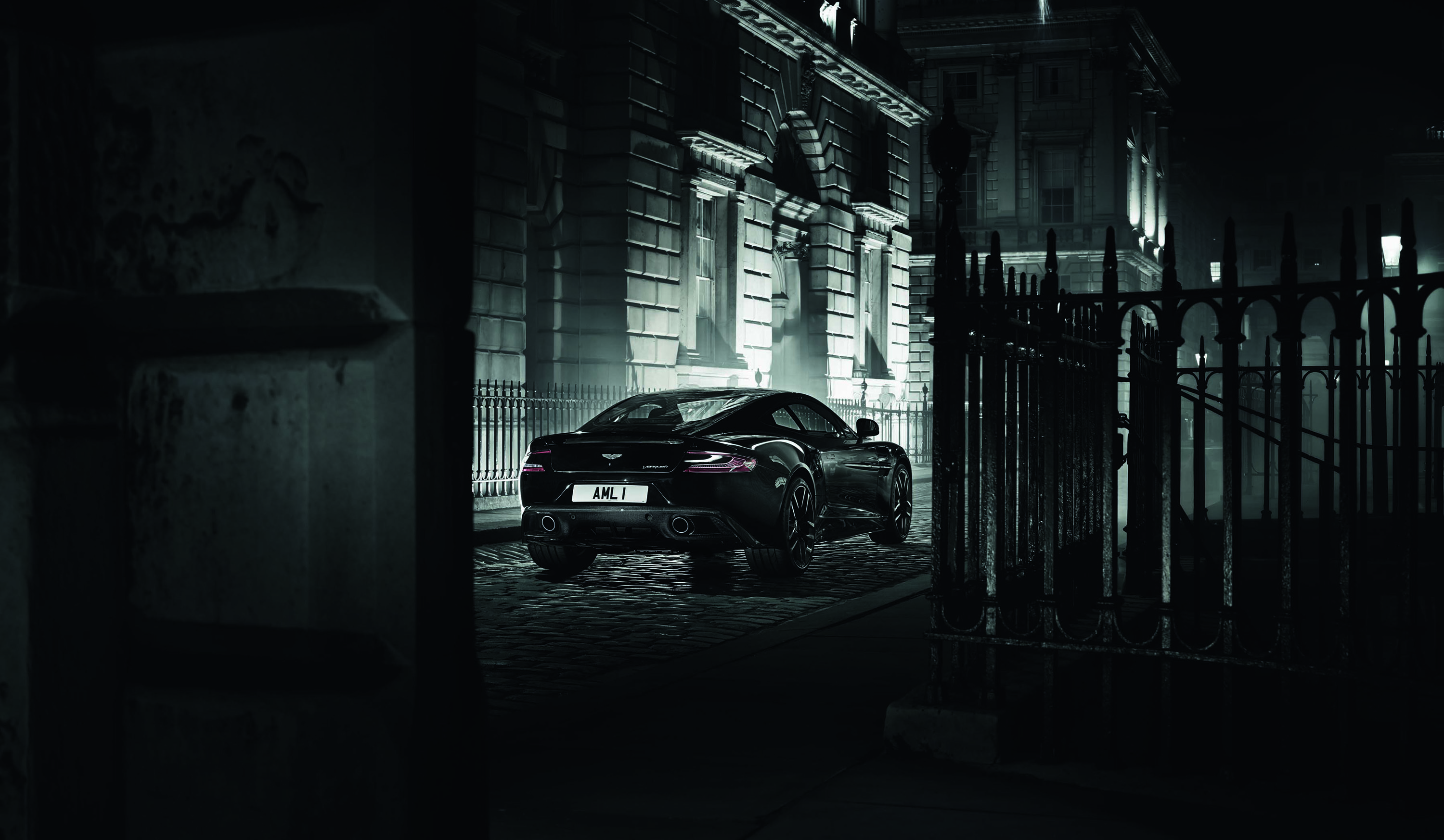 Aston Martin Vanquish Carbon Black photo #3