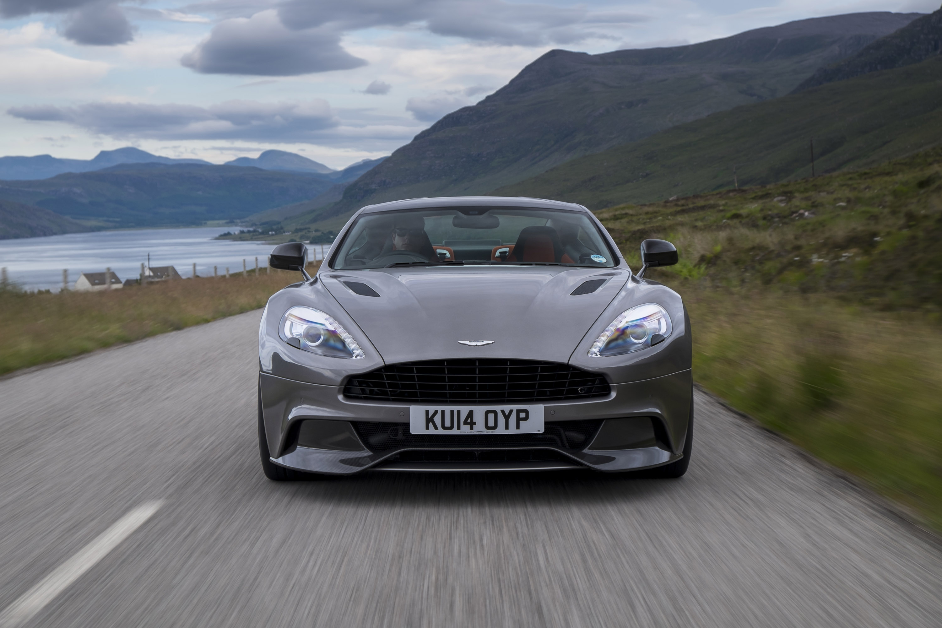 Aston Martin Vanquish photo #2