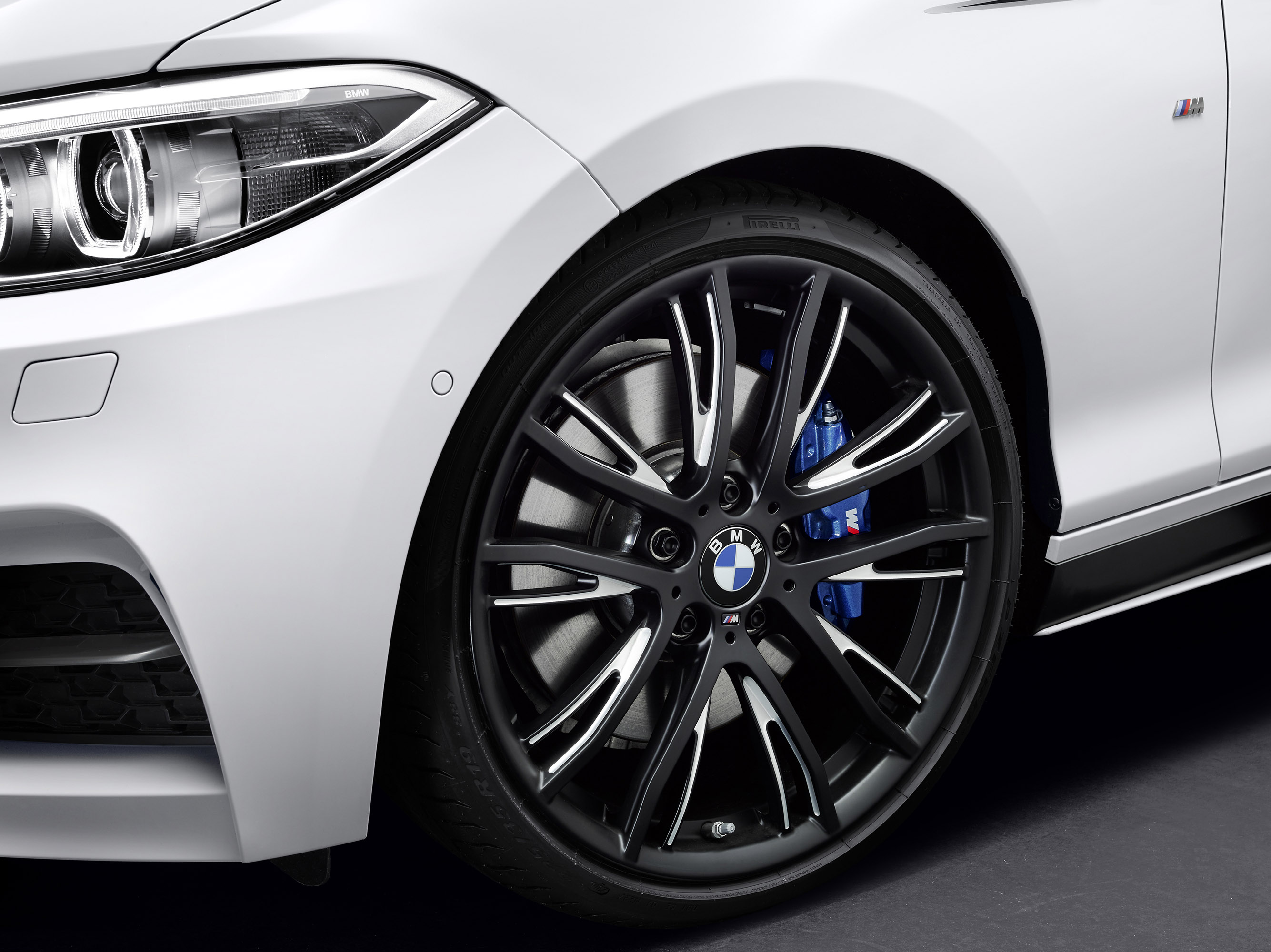 Диски бмв фото. BMW M Performance r19. Диски БМВ М перфоманс. 740 М Performance BMW. BMW M Performance 740 стиль.