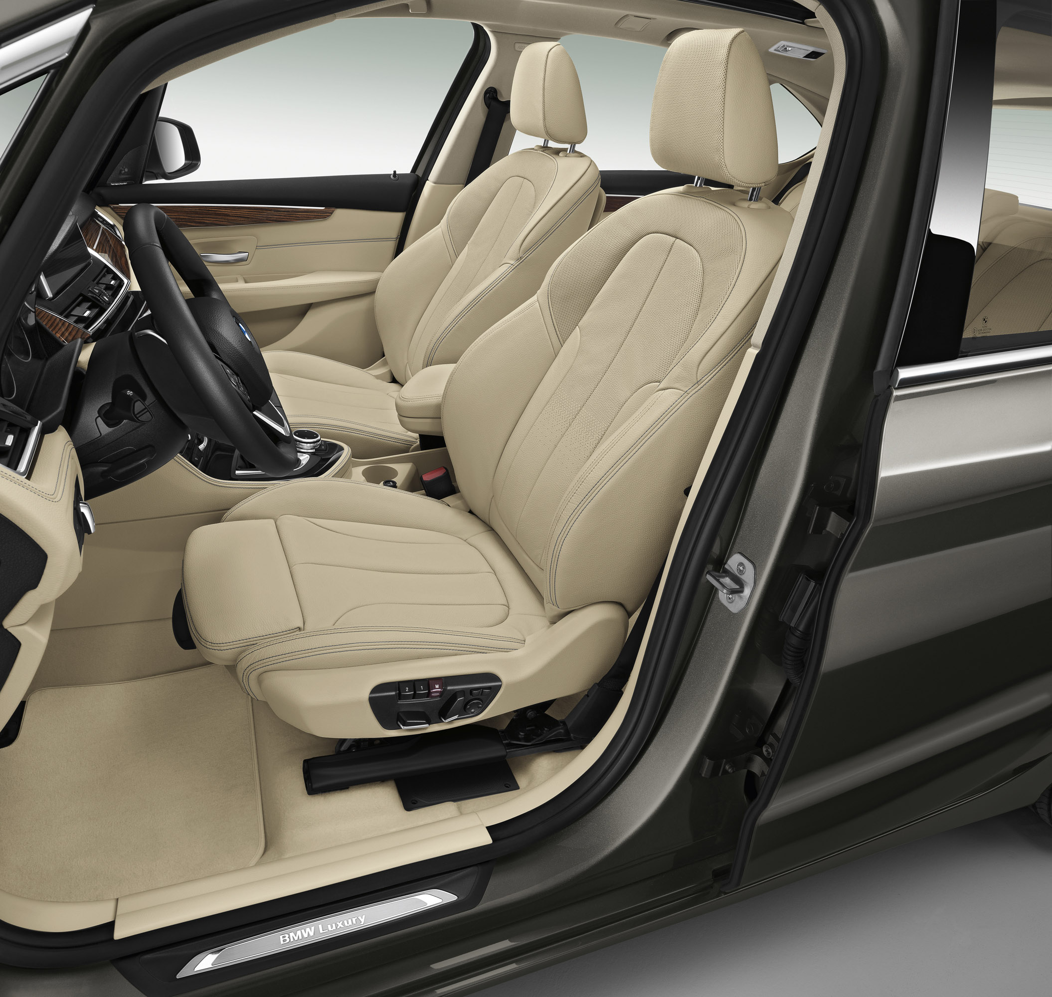 BMW 218d Active Tourer photo #78