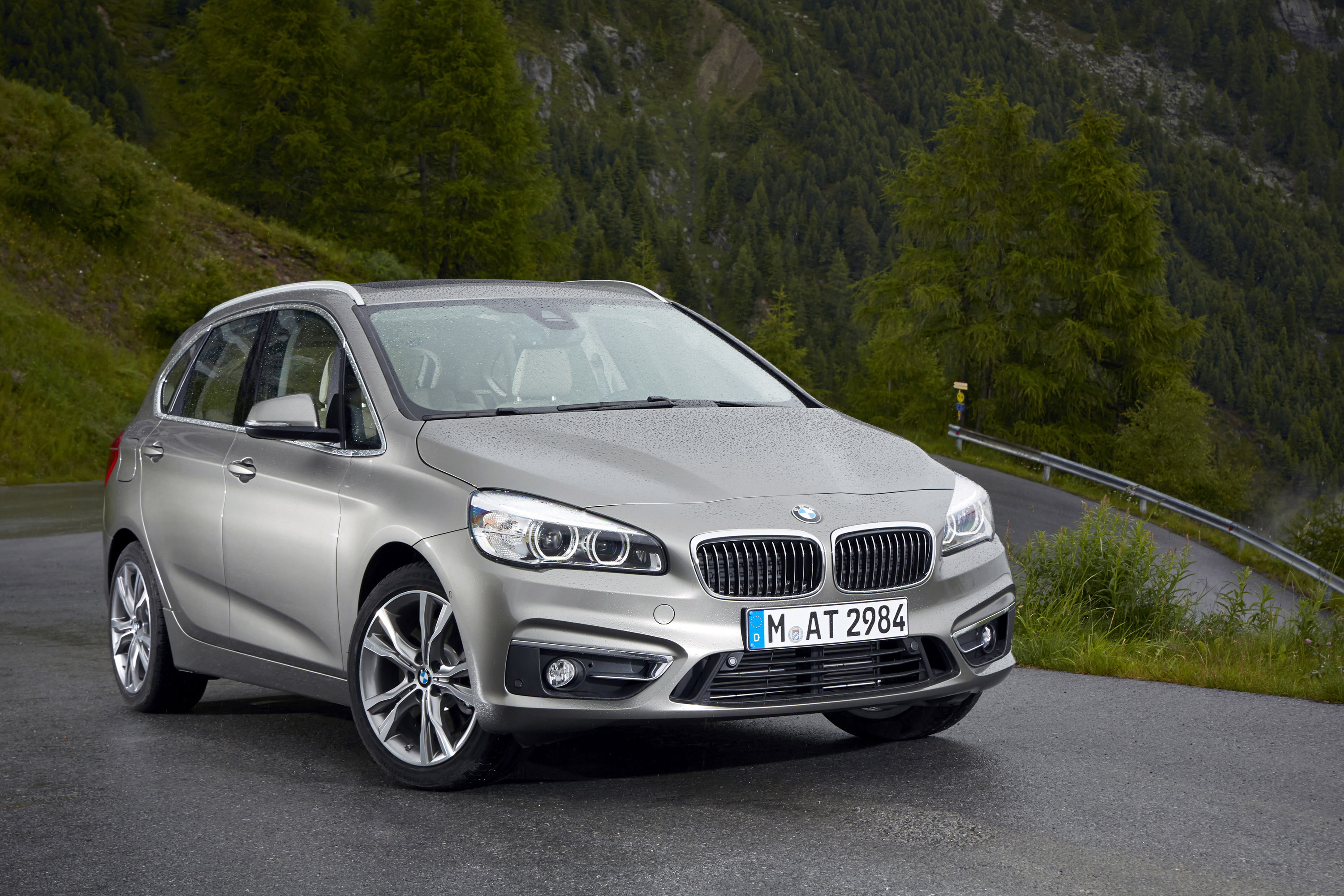 BMW 225i Active Tourer photo #1