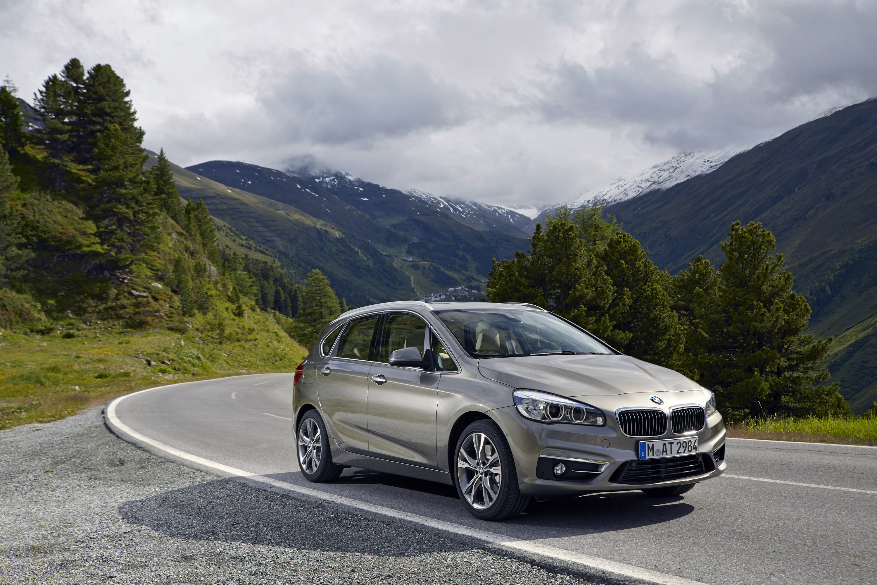 BMW 225i Active Tourer photo #16