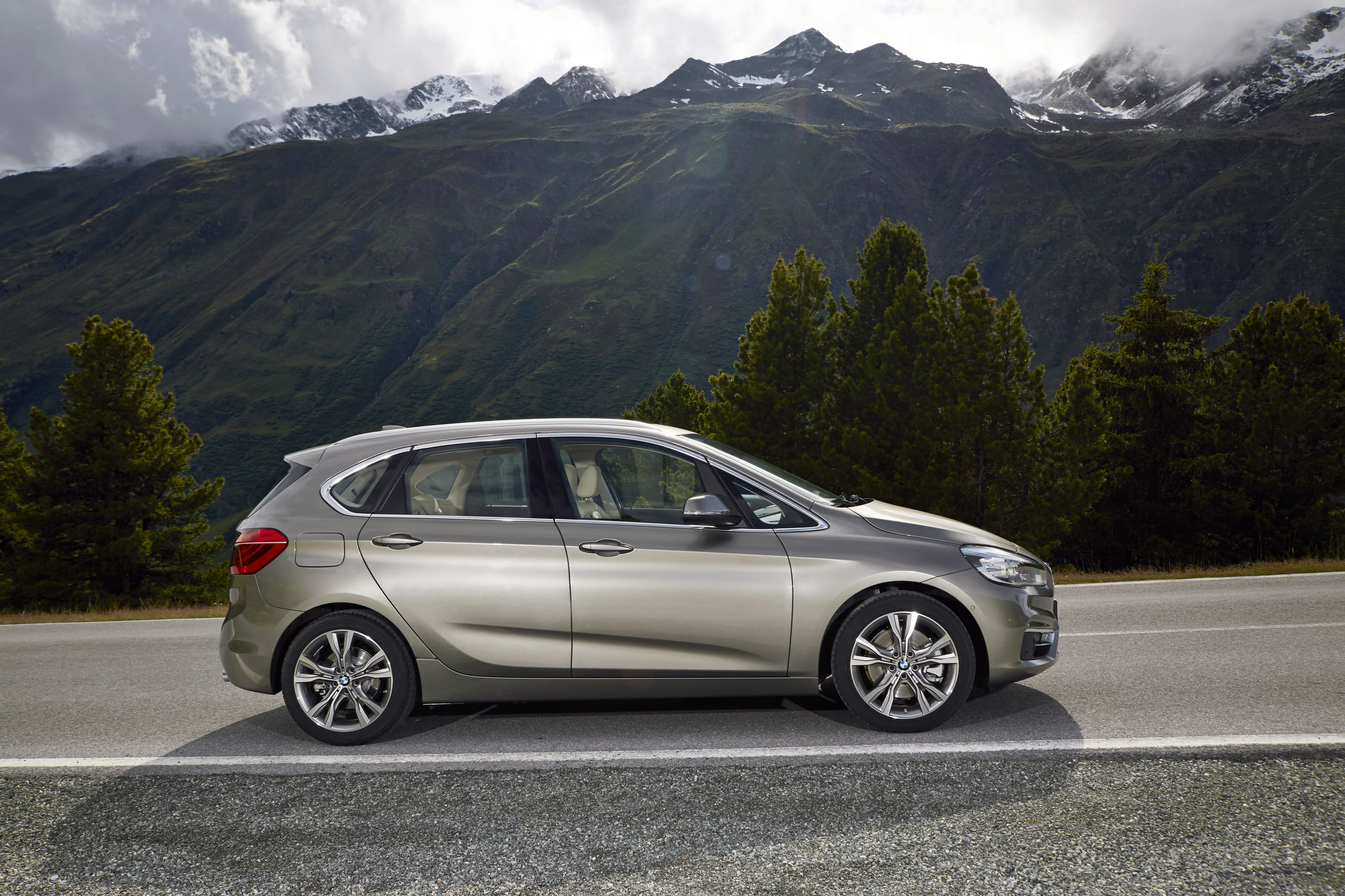 BMW 225i Active Tourer photo #17