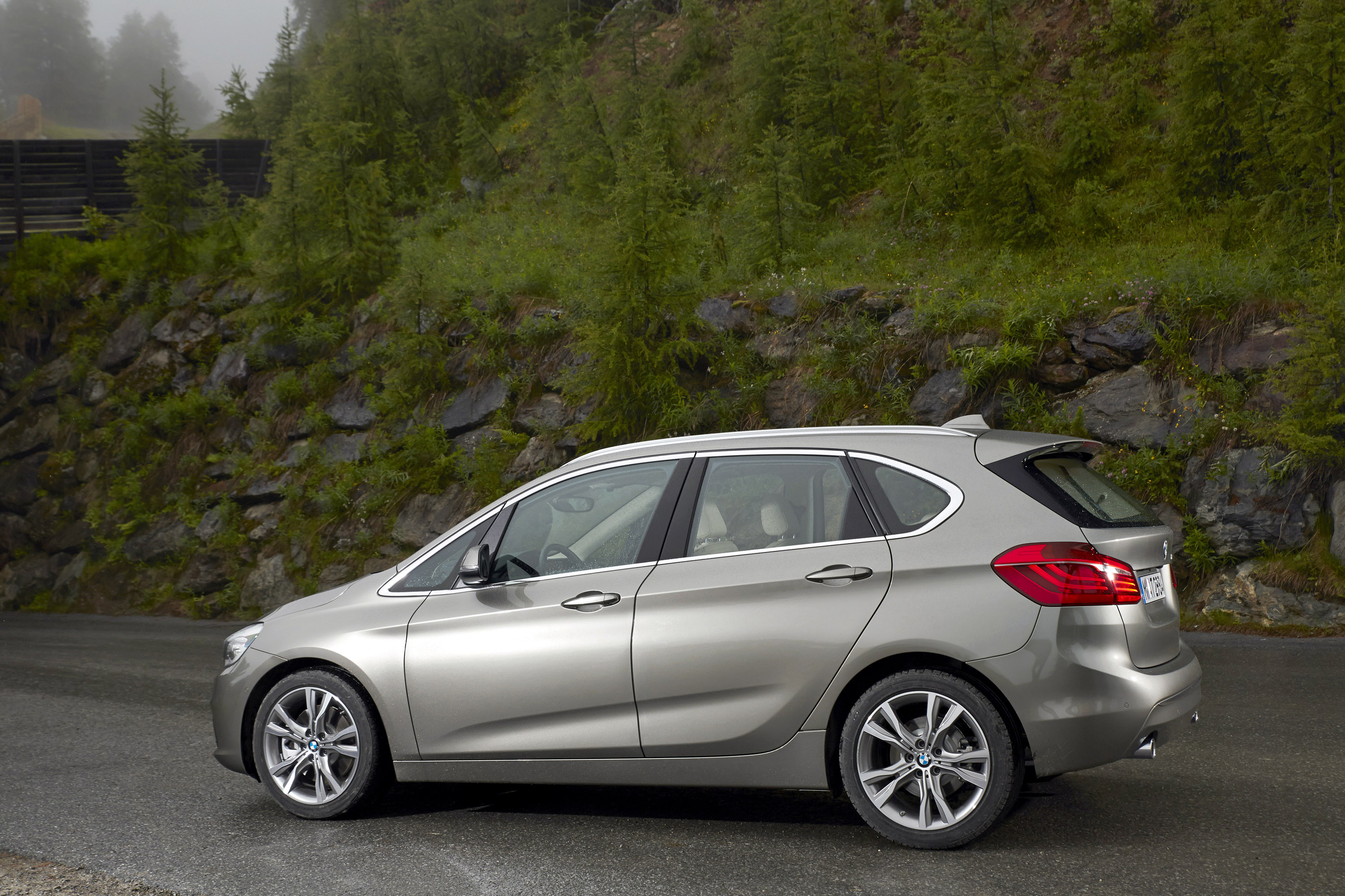 BMW 225i Active Tourer photo #81