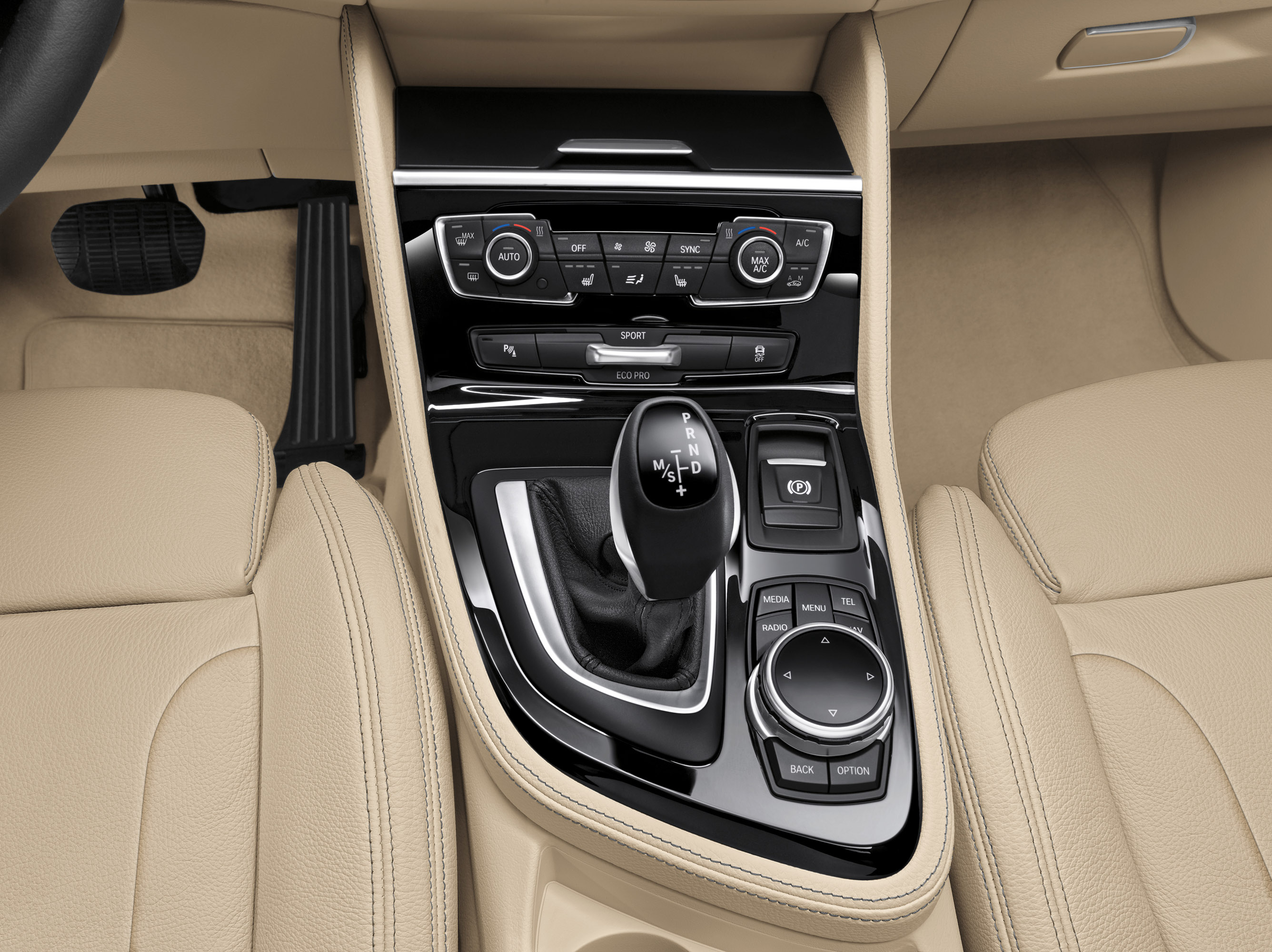 BMW 225i Active Tourer photo #92