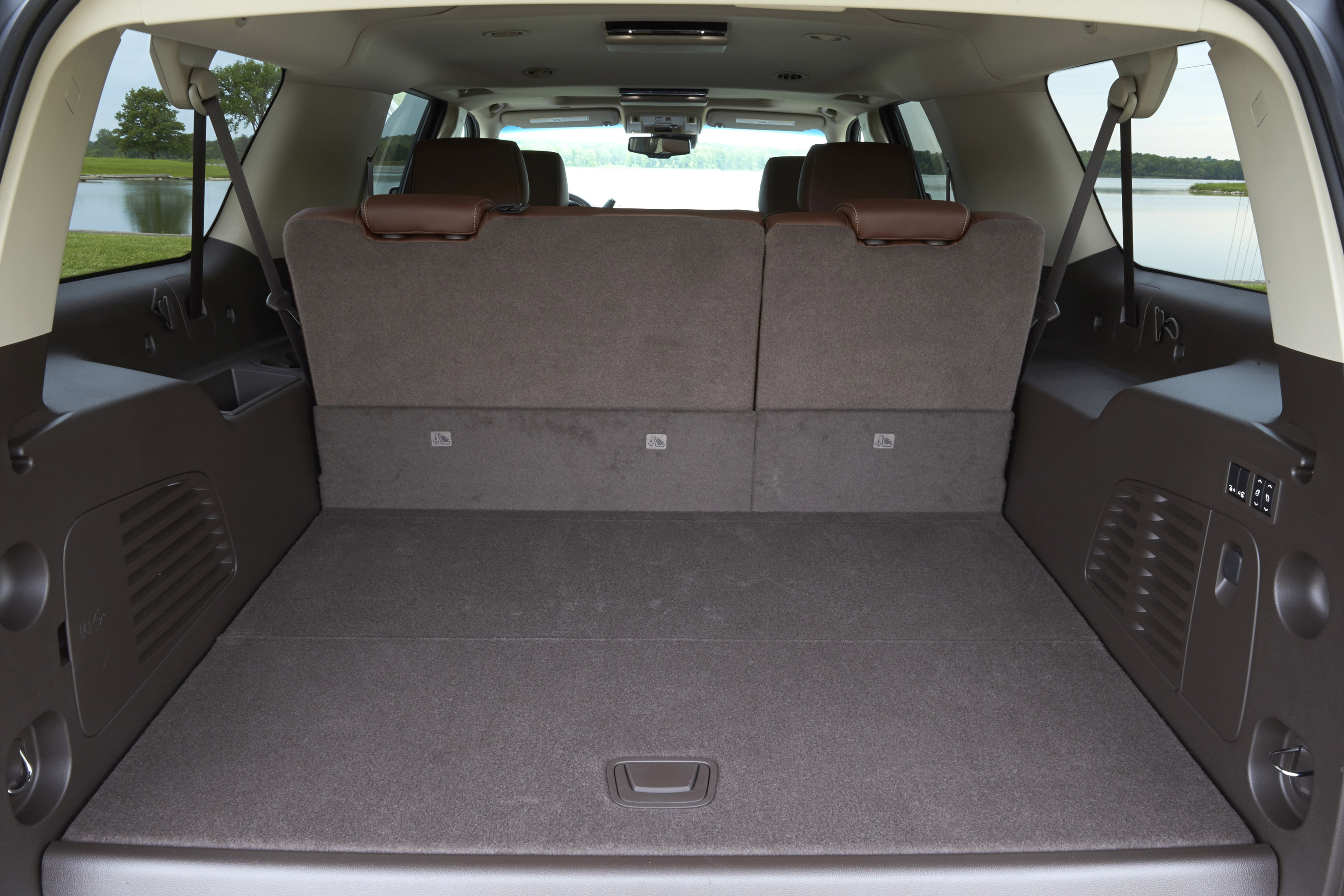 Chevrolet Suburban LTZ photo #15