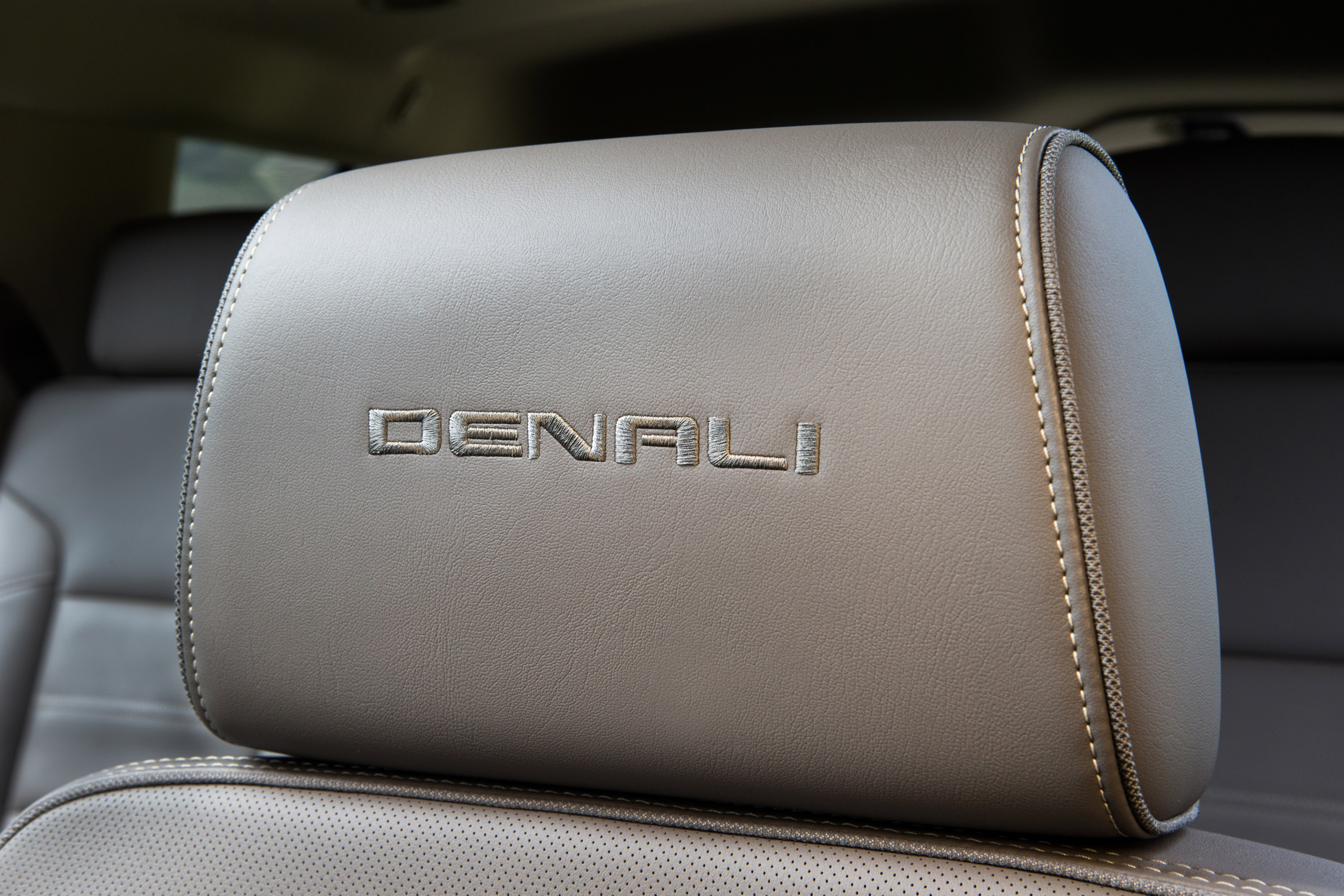 GMC Yukon Denali photo #22