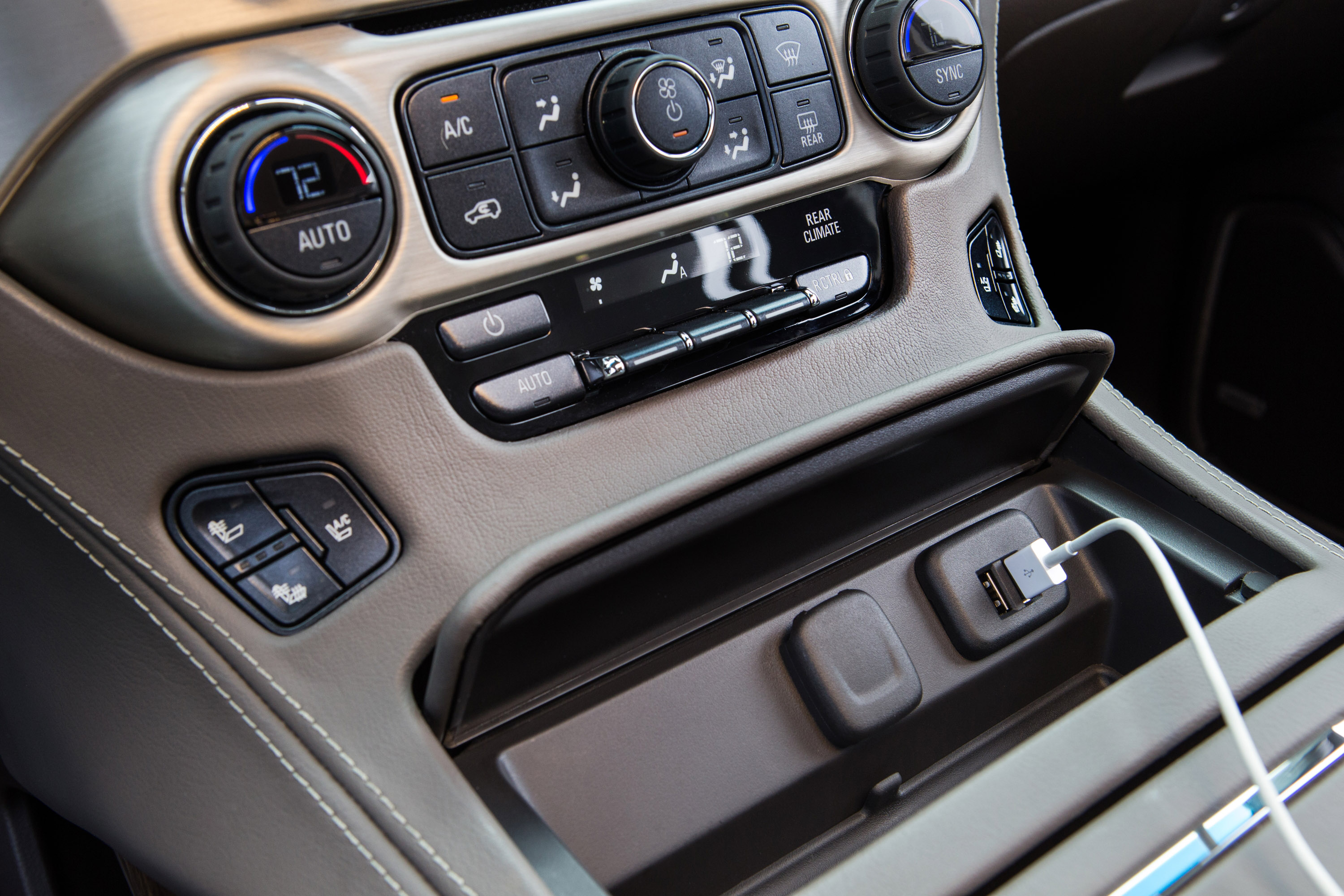 GMC Yukon Denali photo #24