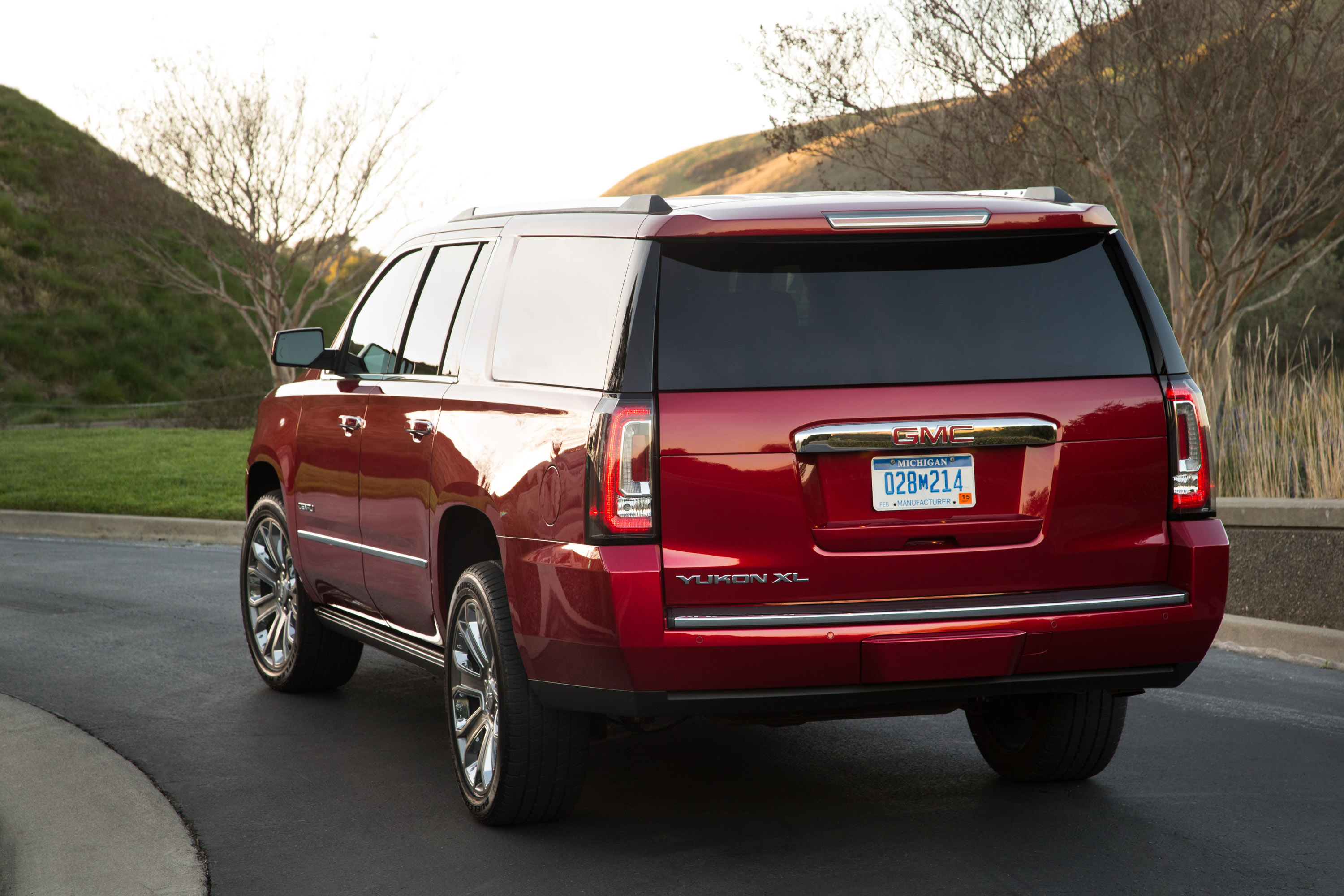 GMC Yukon XL Denali photo #16