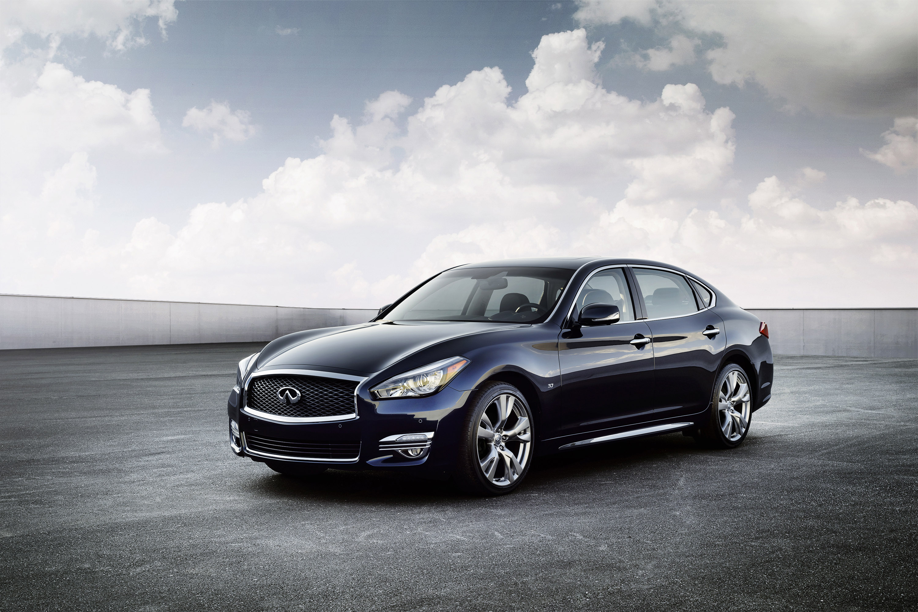 Infiniti Q70L photo #1